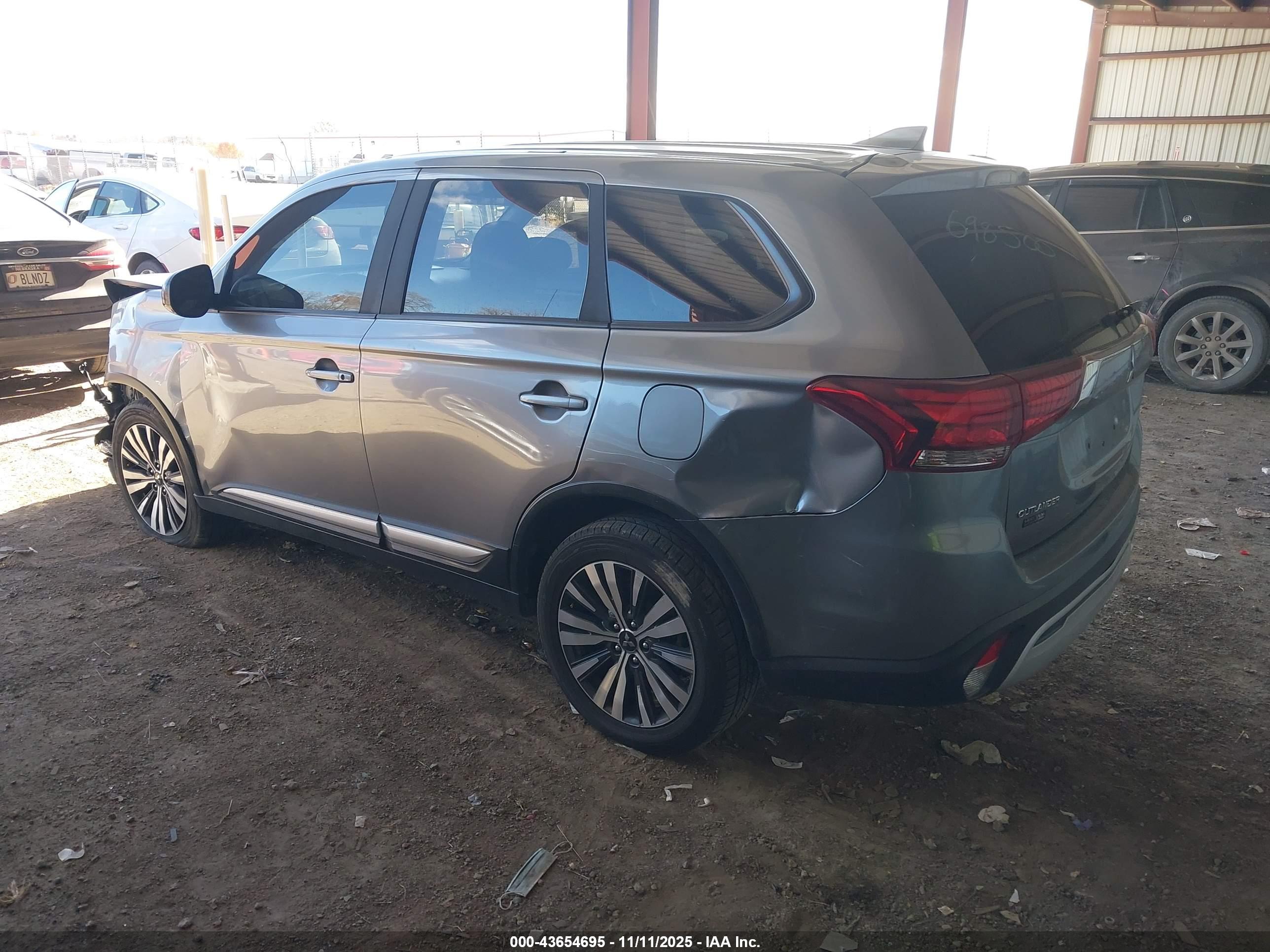 MITSUBISHI OUTLANDER image 3