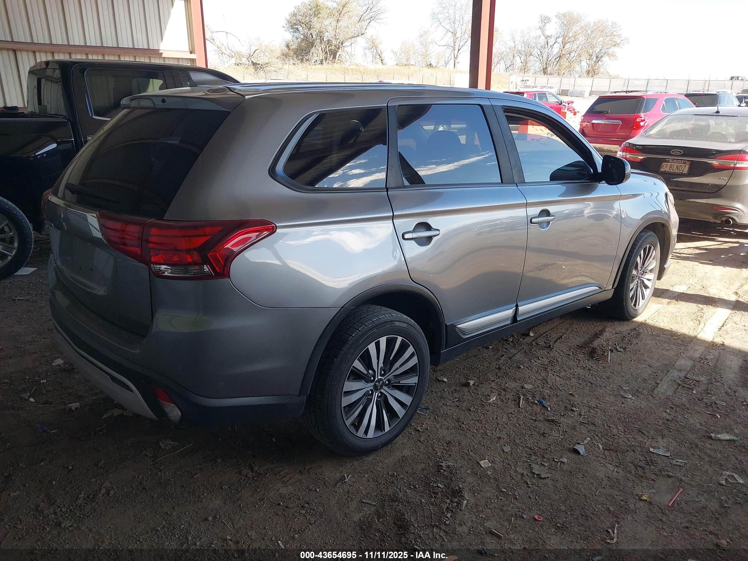 MITSUBISHI OUTLANDER image 4