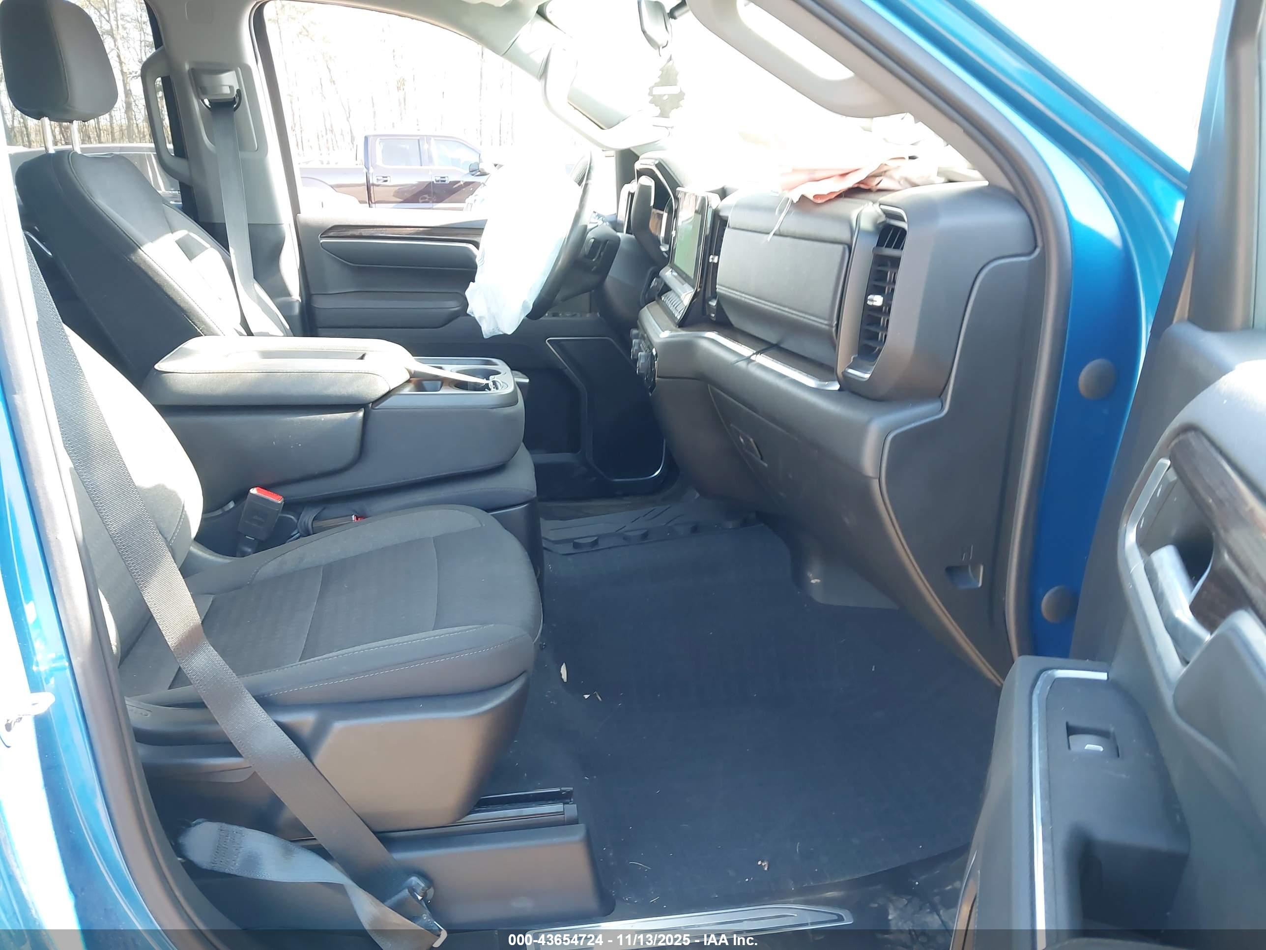 CHEVROLET SILVERADO image 5