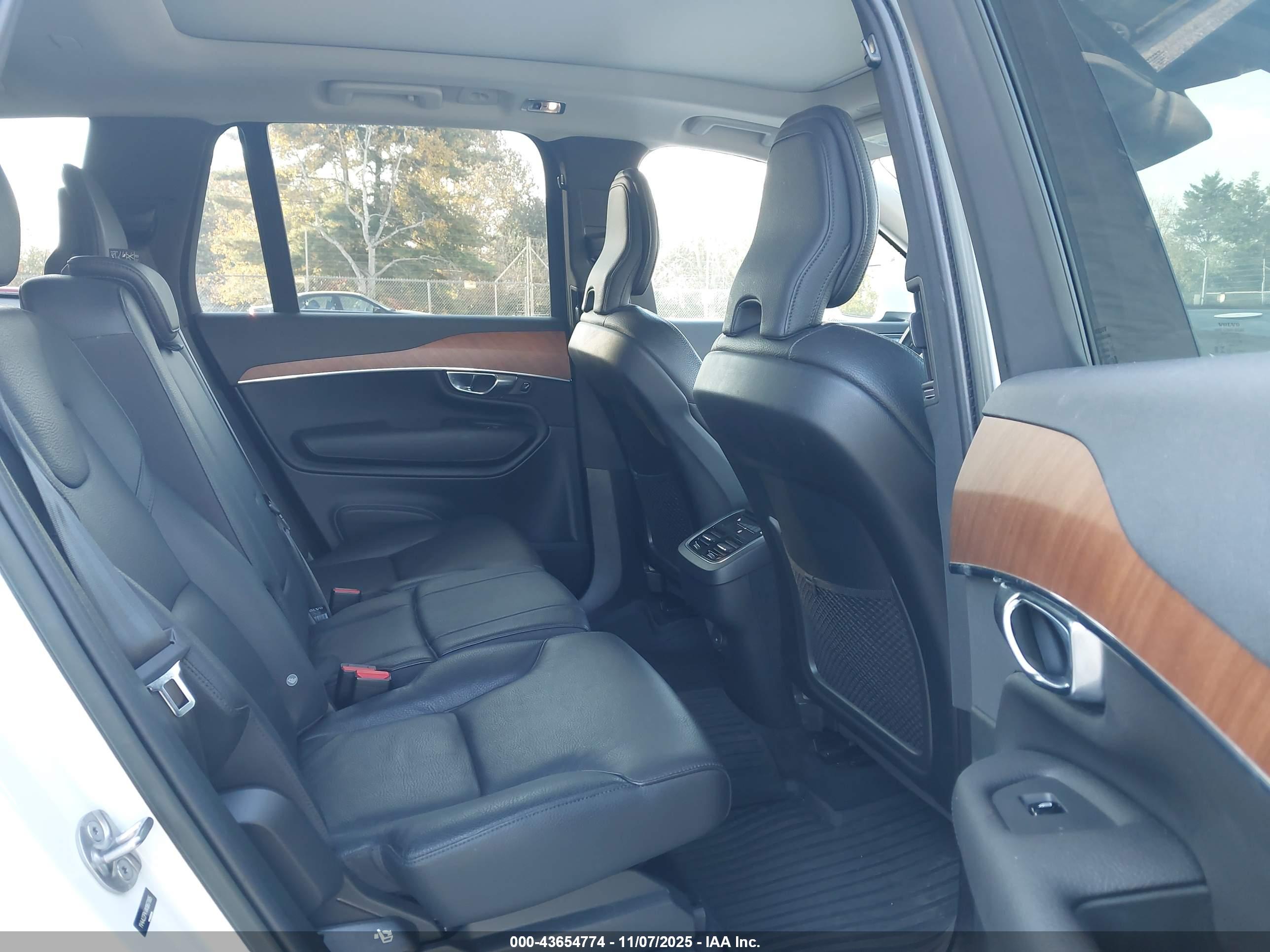 VOLVO XC90 image 8