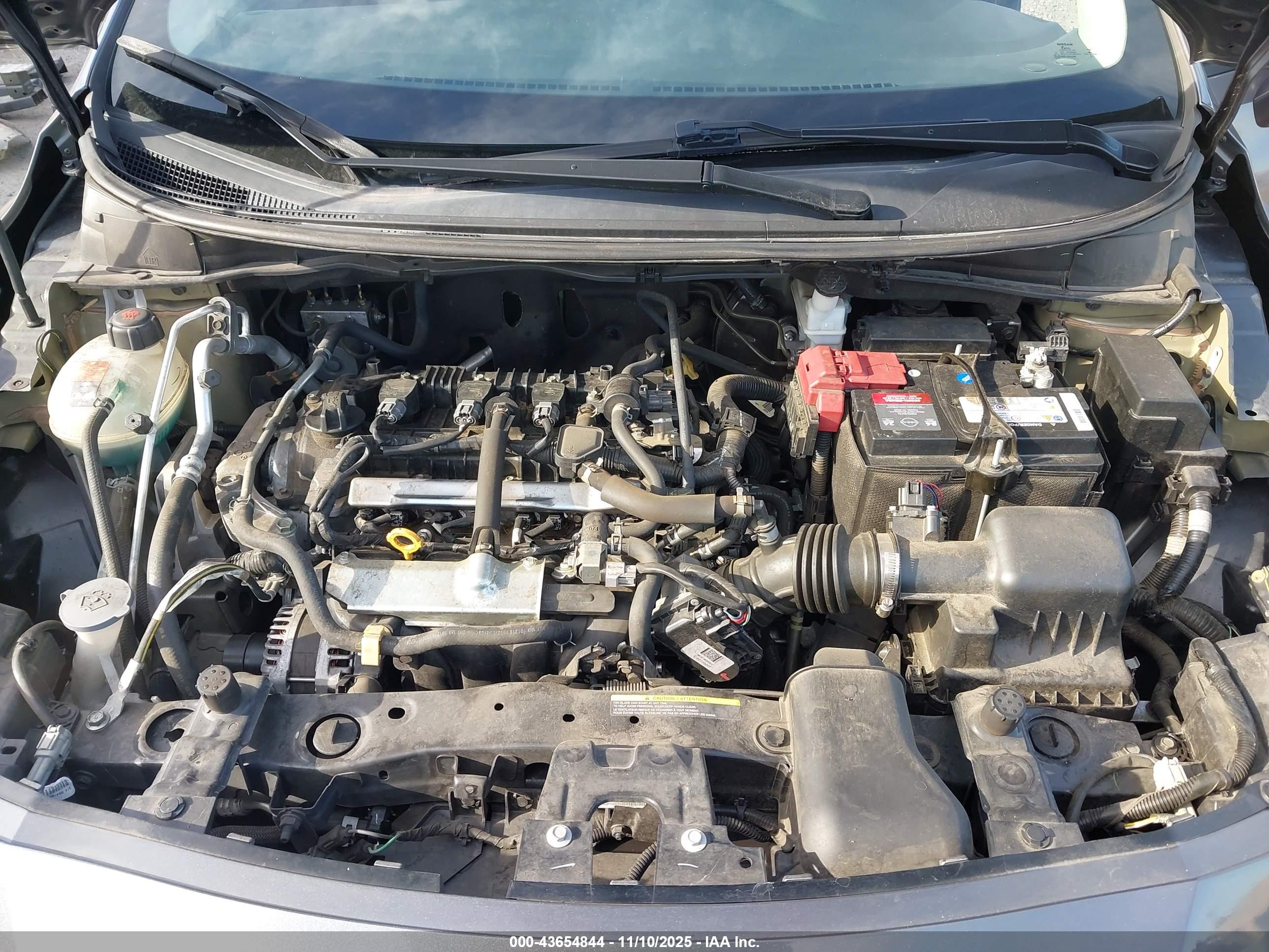 NISSAN VERSA image 10