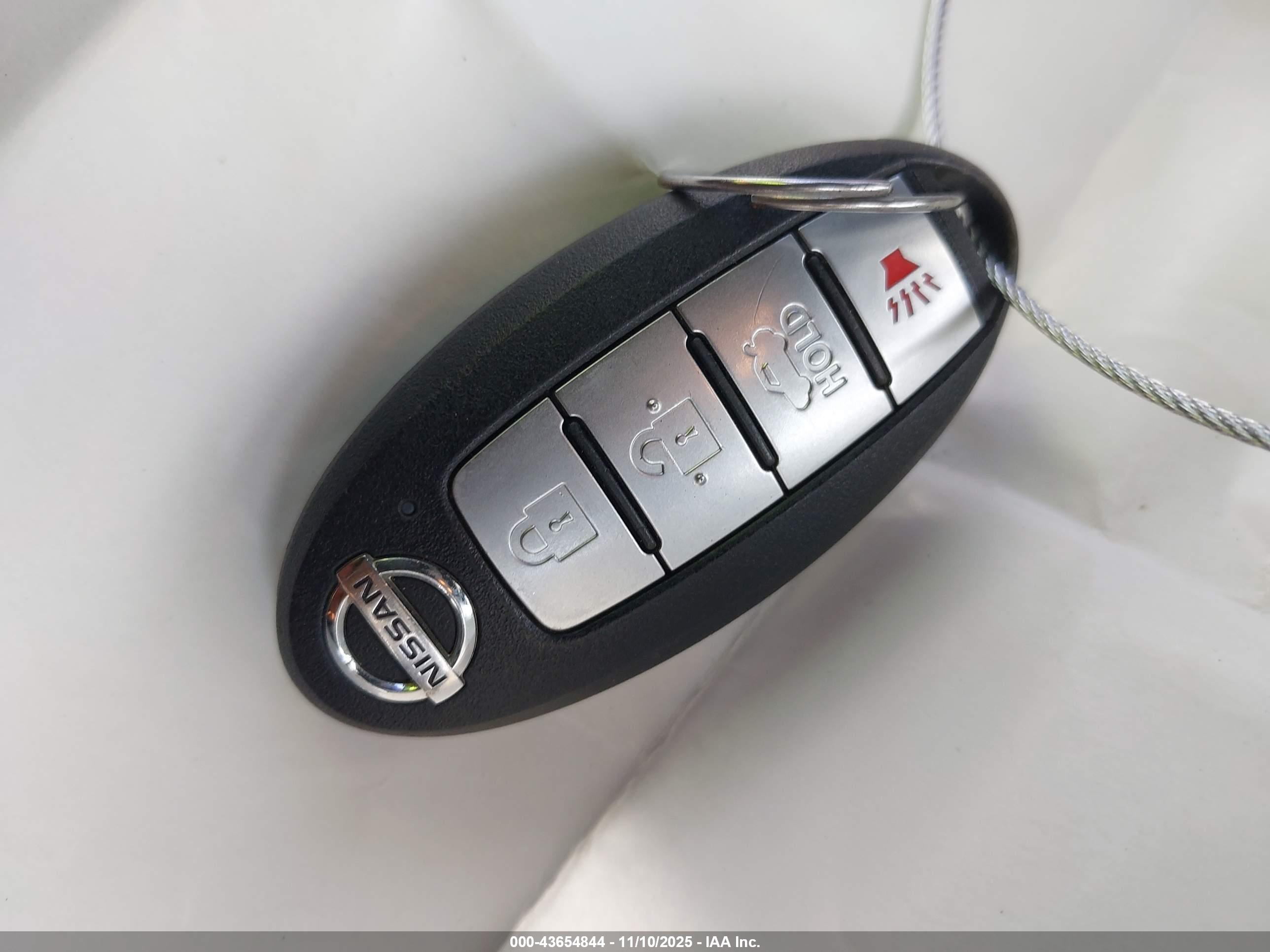 NISSAN VERSA image 11