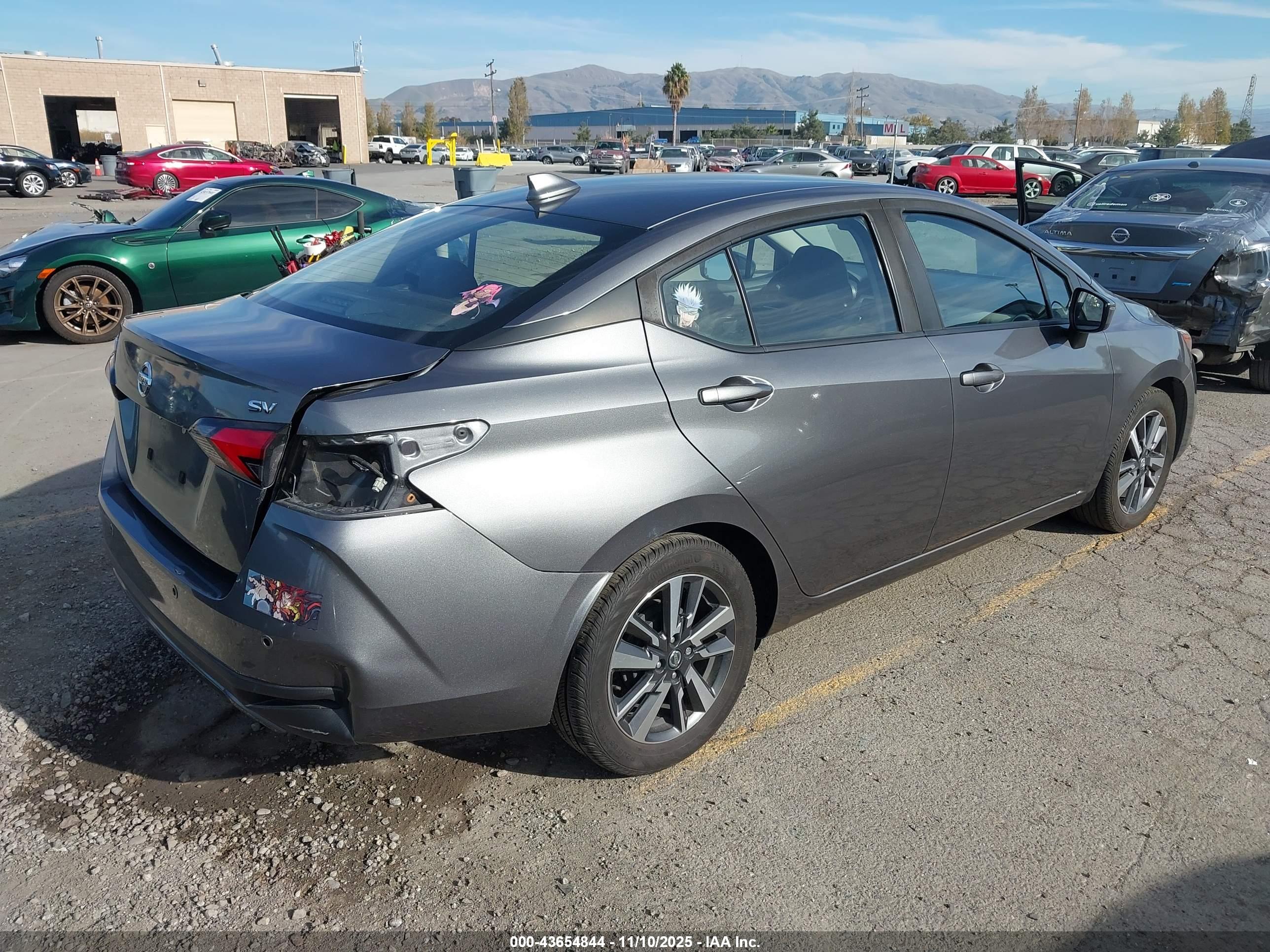 NISSAN VERSA image 4