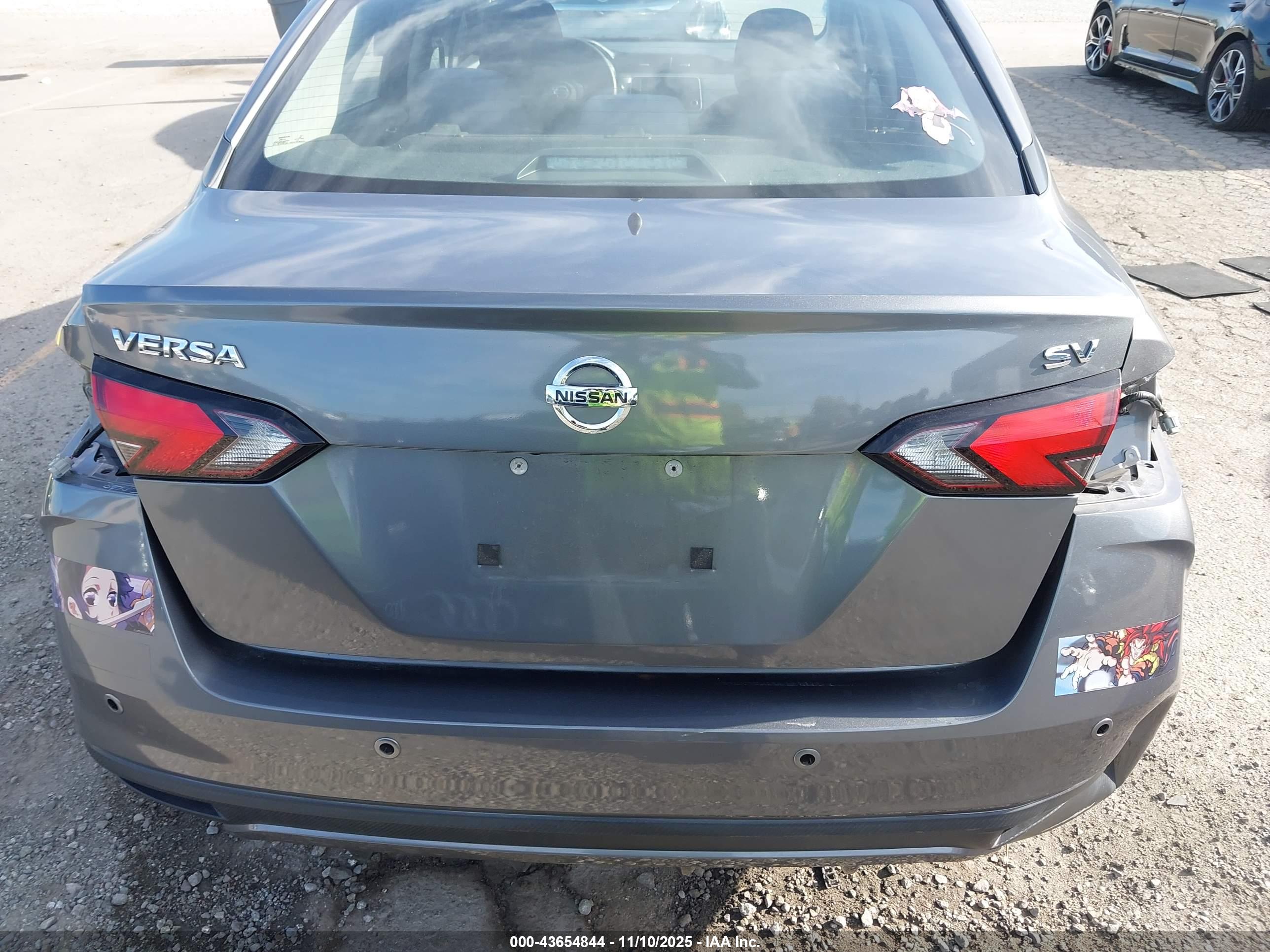 NISSAN VERSA image 6