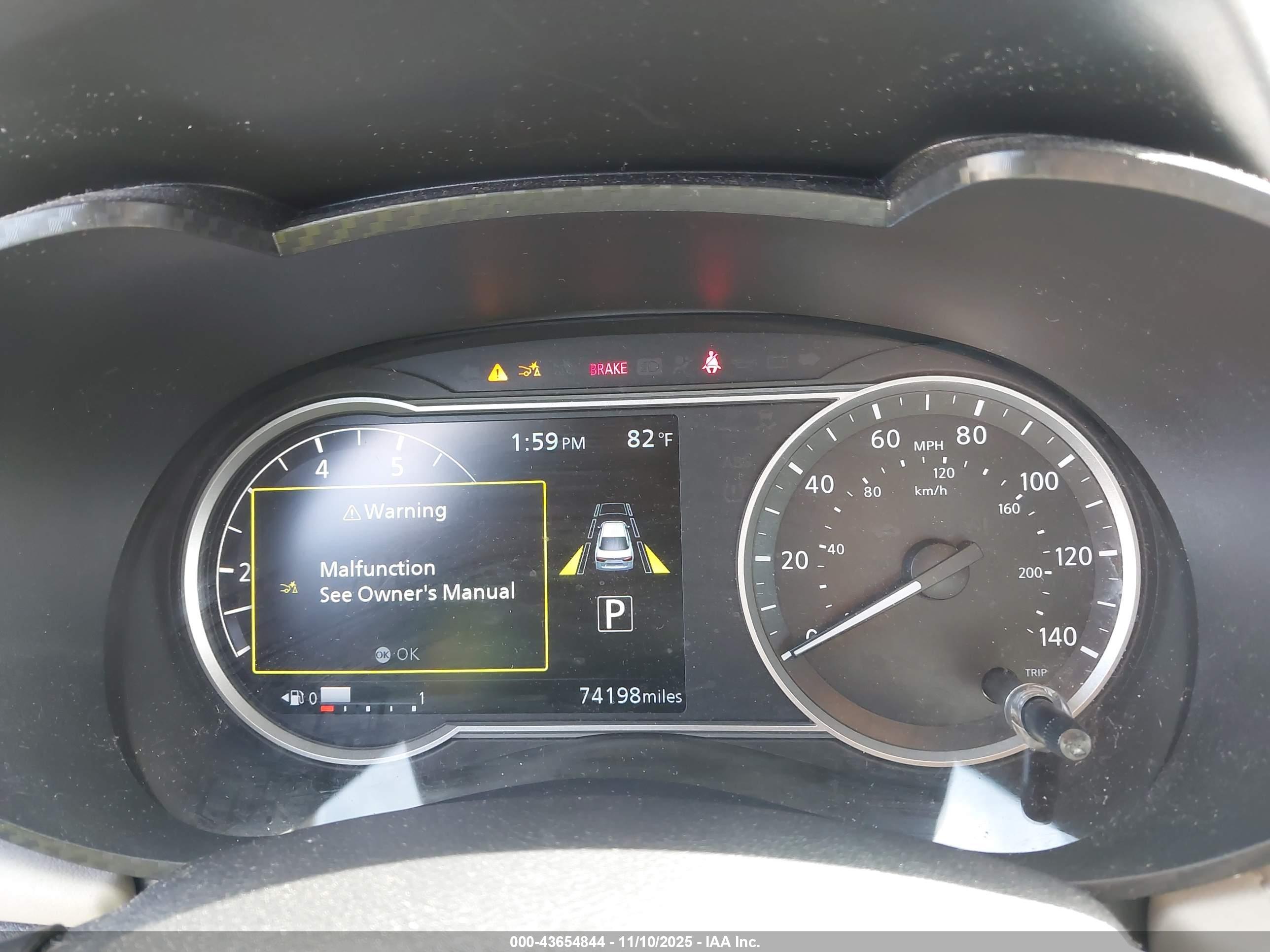 NISSAN VERSA image 7