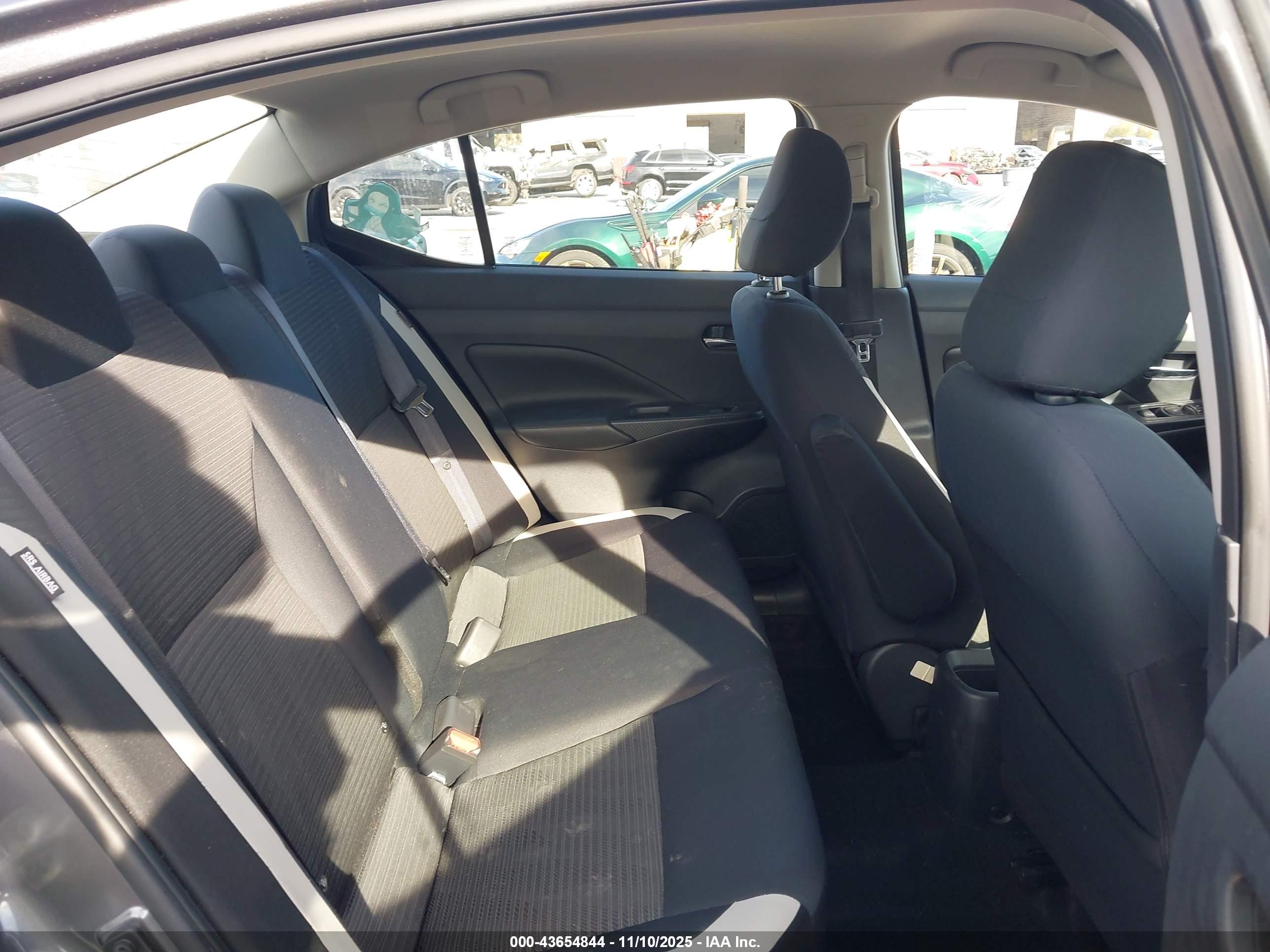 NISSAN VERSA image 8