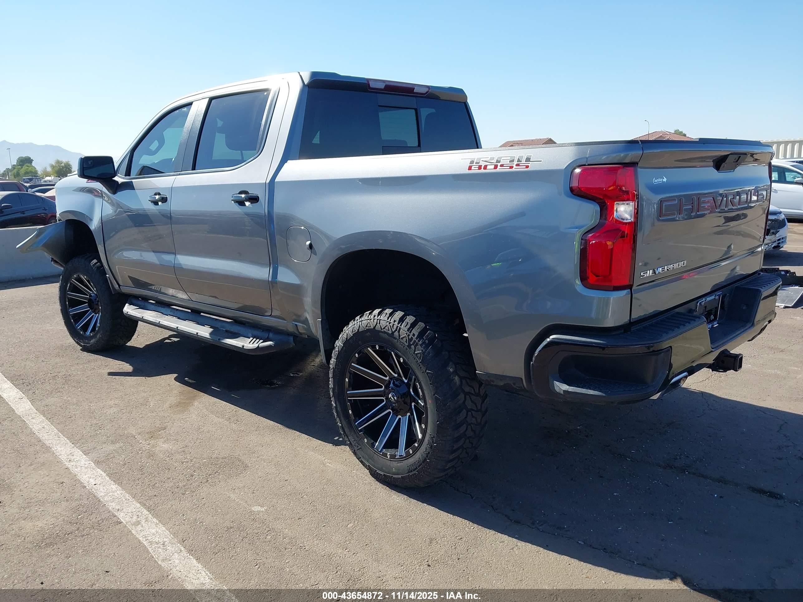 CHEVROLET SILVERADO image 3