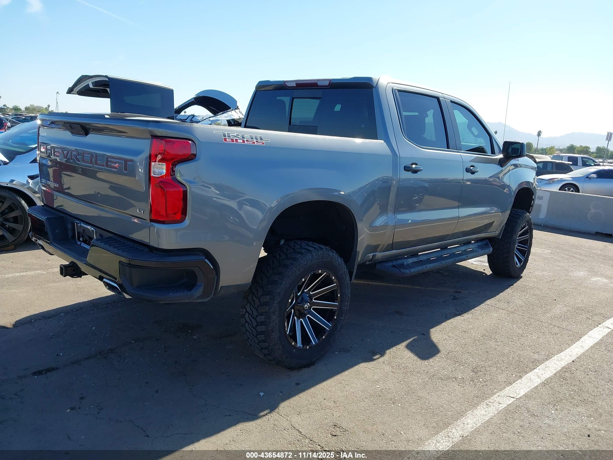 CHEVROLET SILVERADO image 4