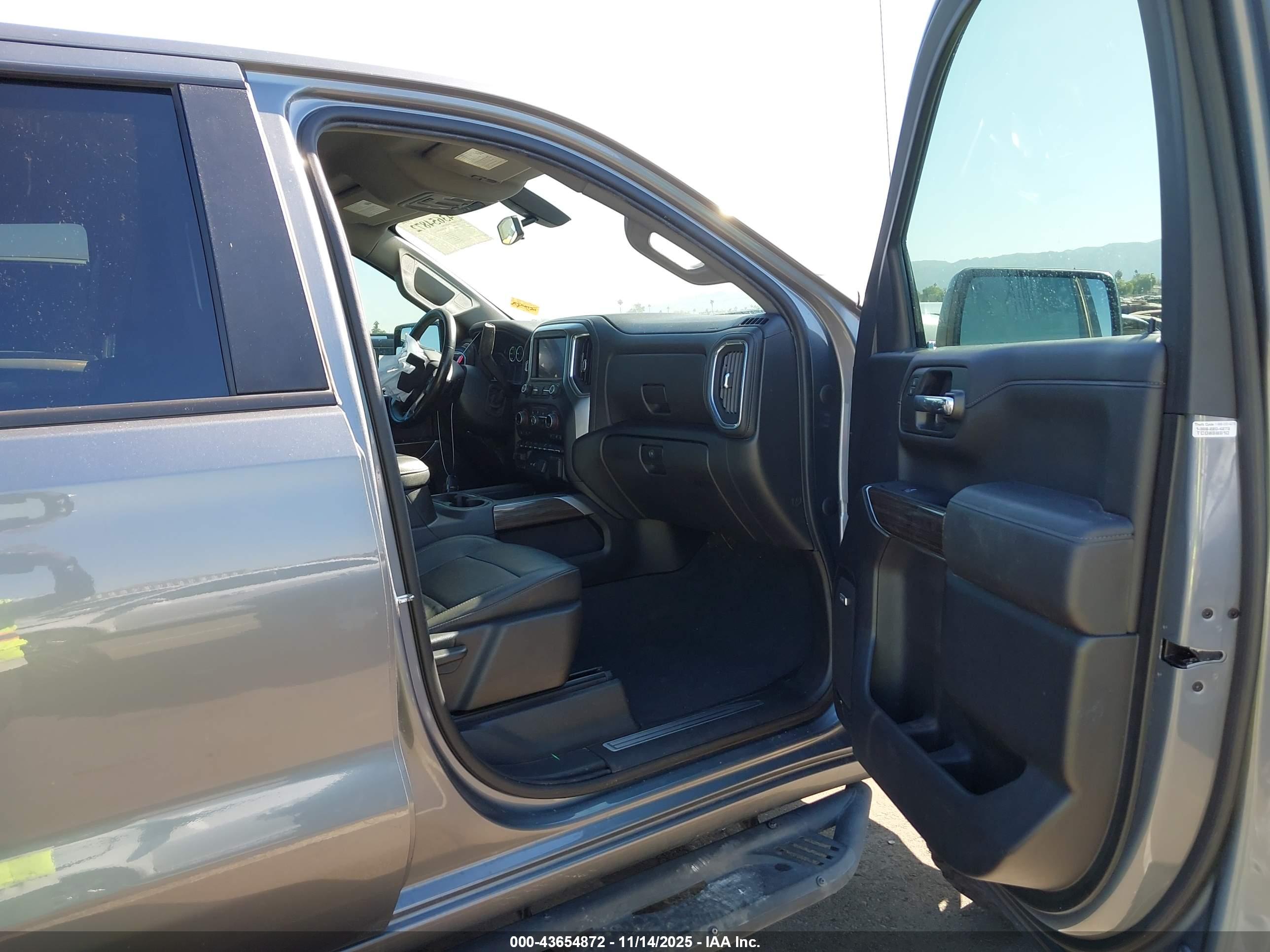 CHEVROLET SILVERADO image 5