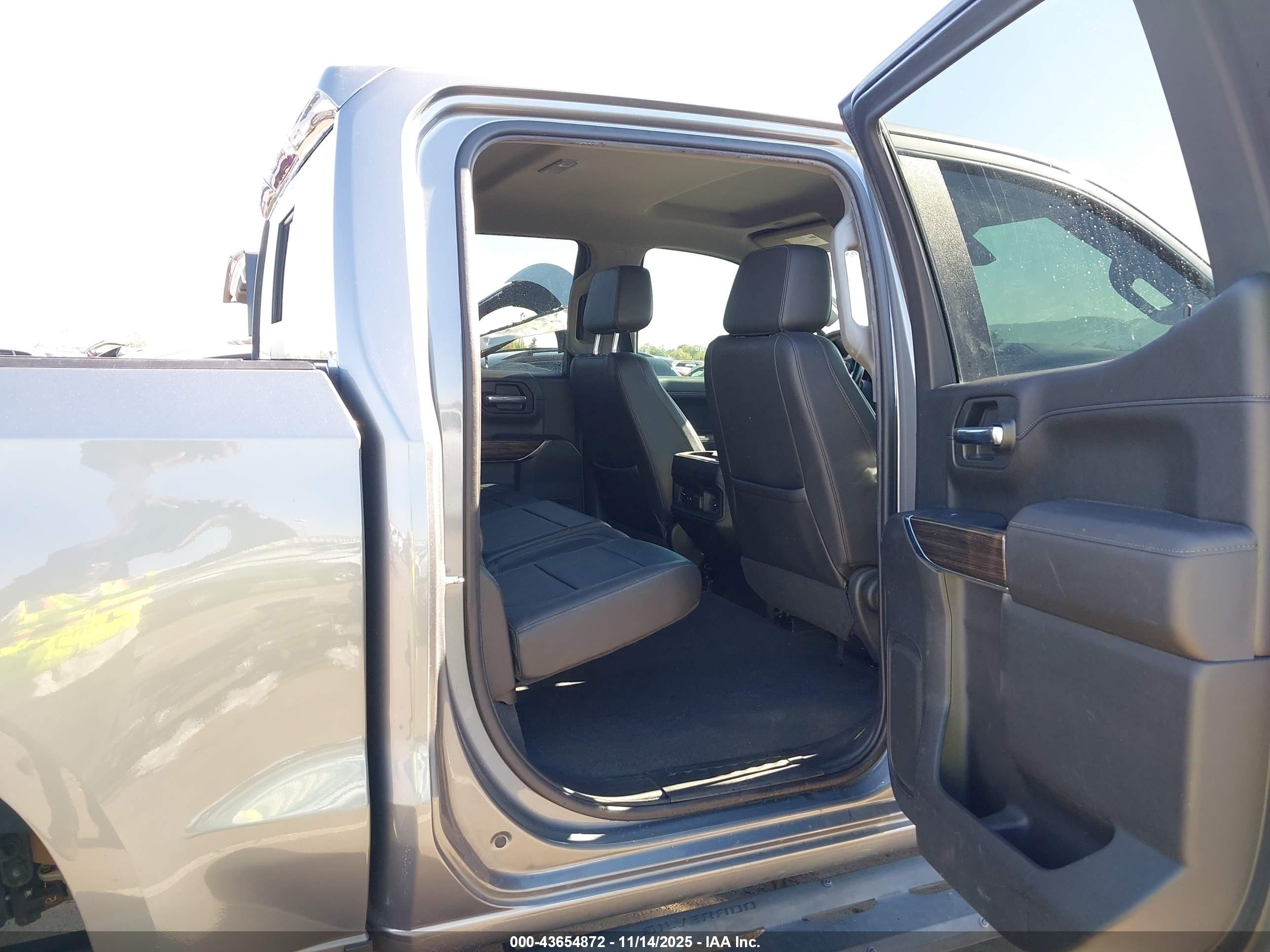 CHEVROLET SILVERADO image 8