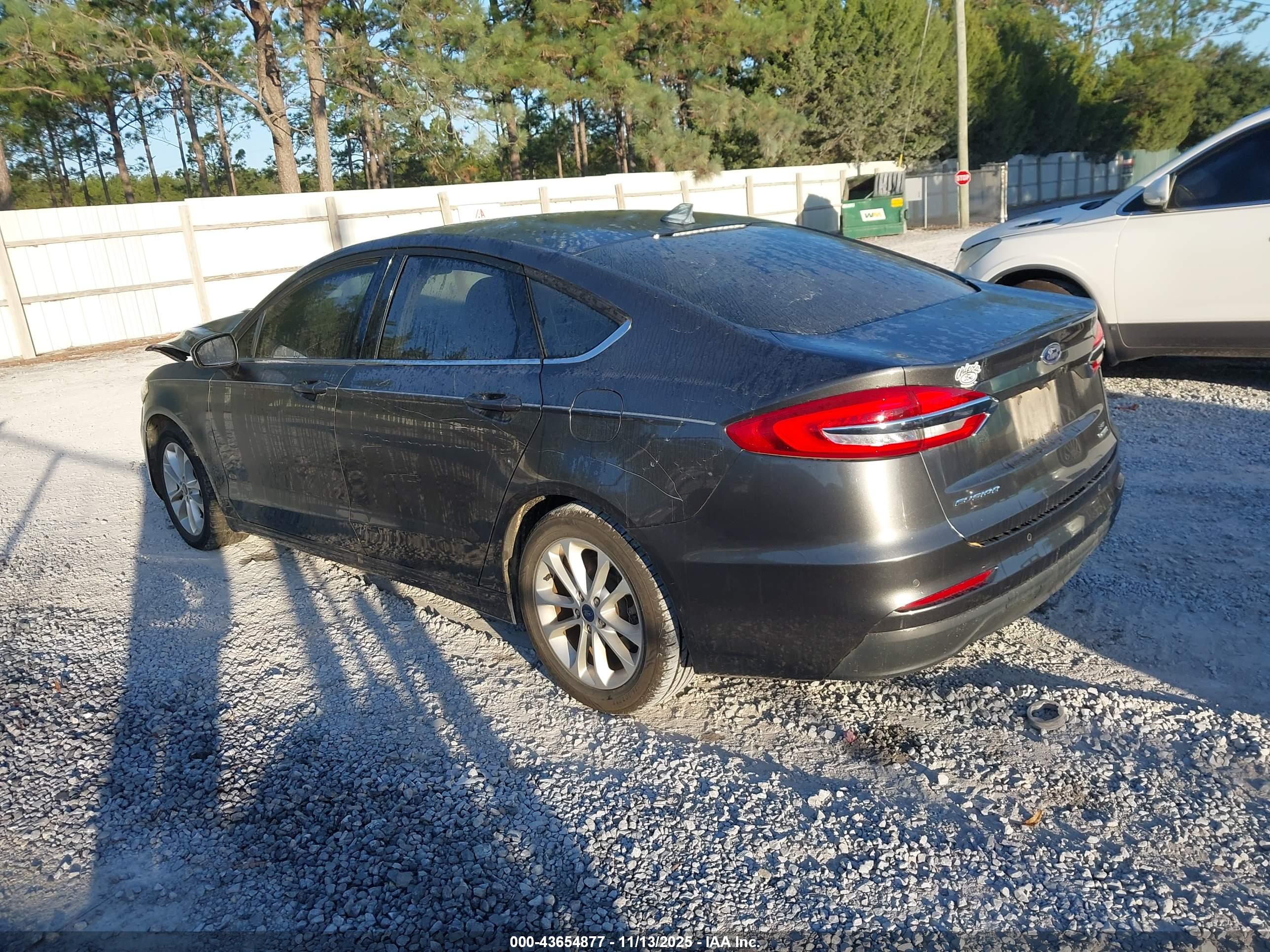 FORD FUSION image 3