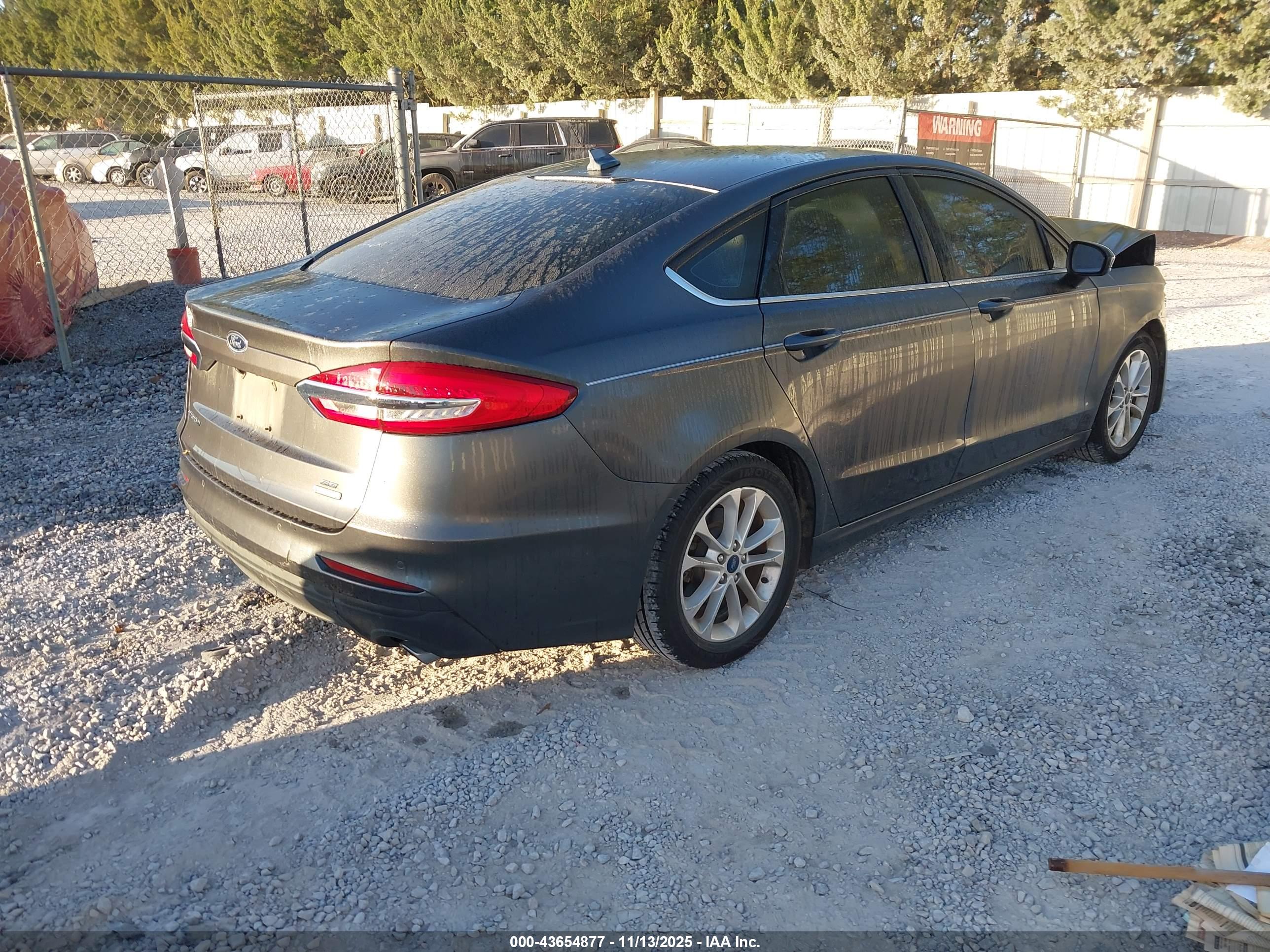 FORD FUSION image 4