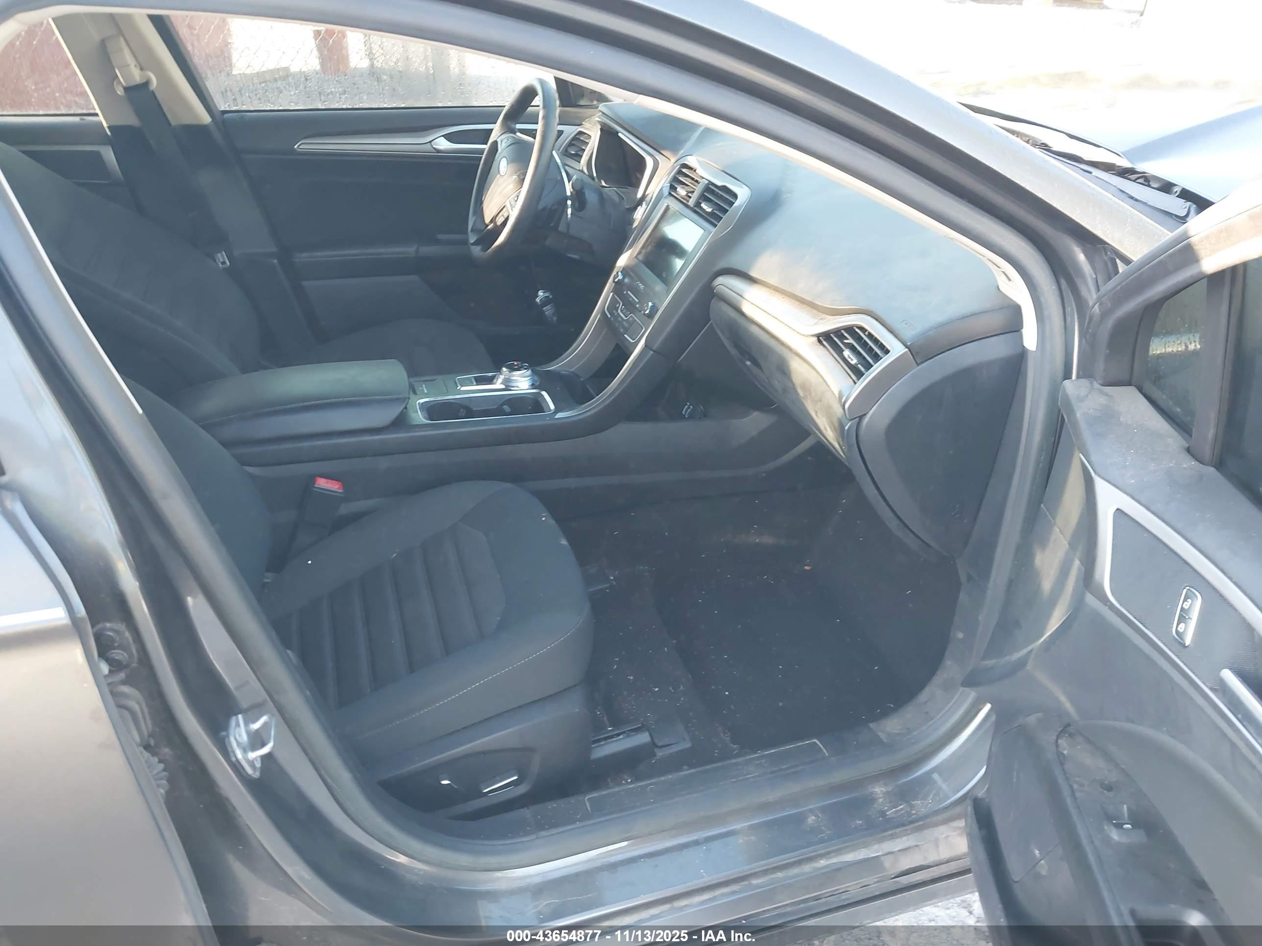 FORD FUSION image 5