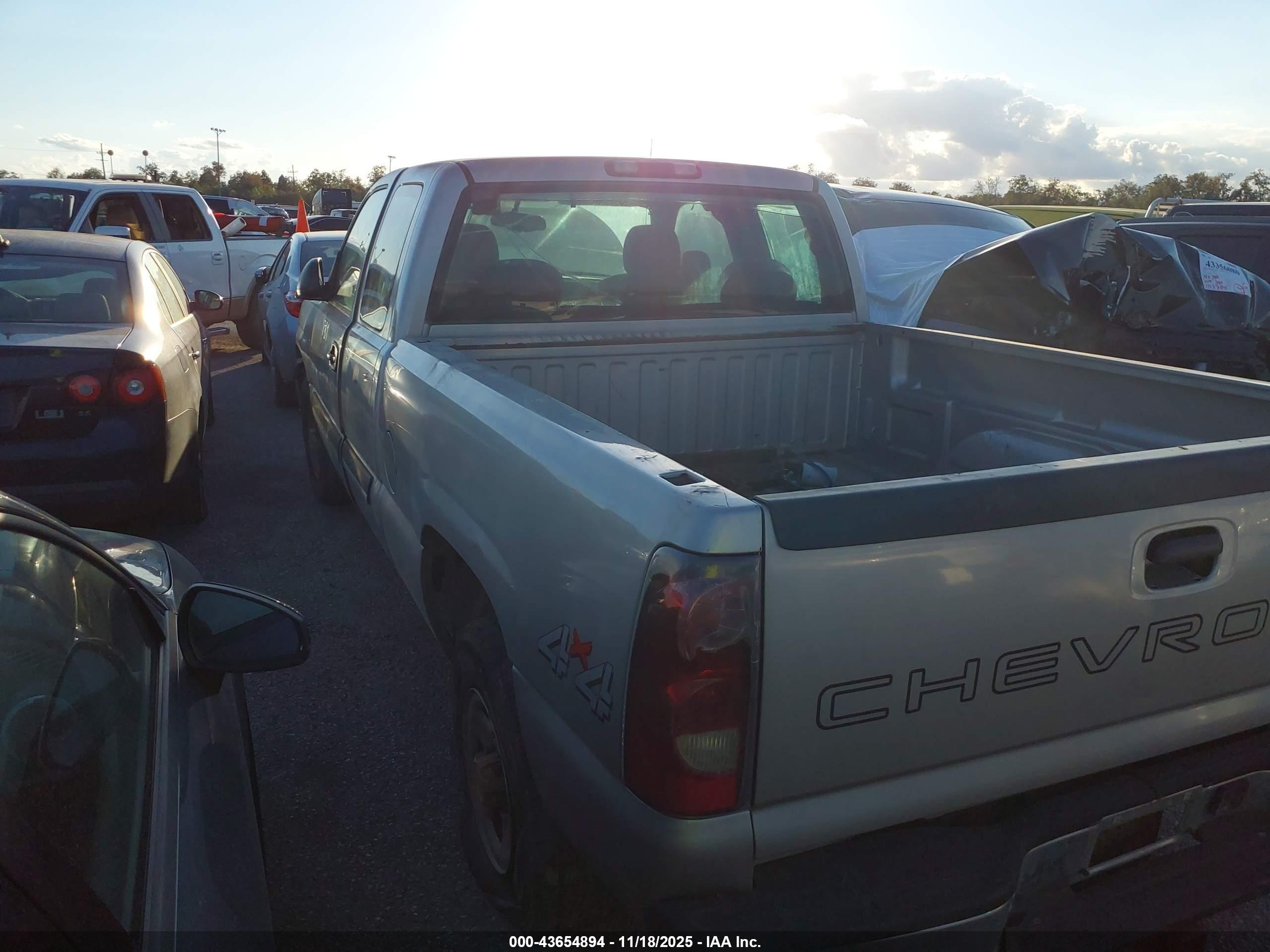 CHEVROLET SILVERADO image 8