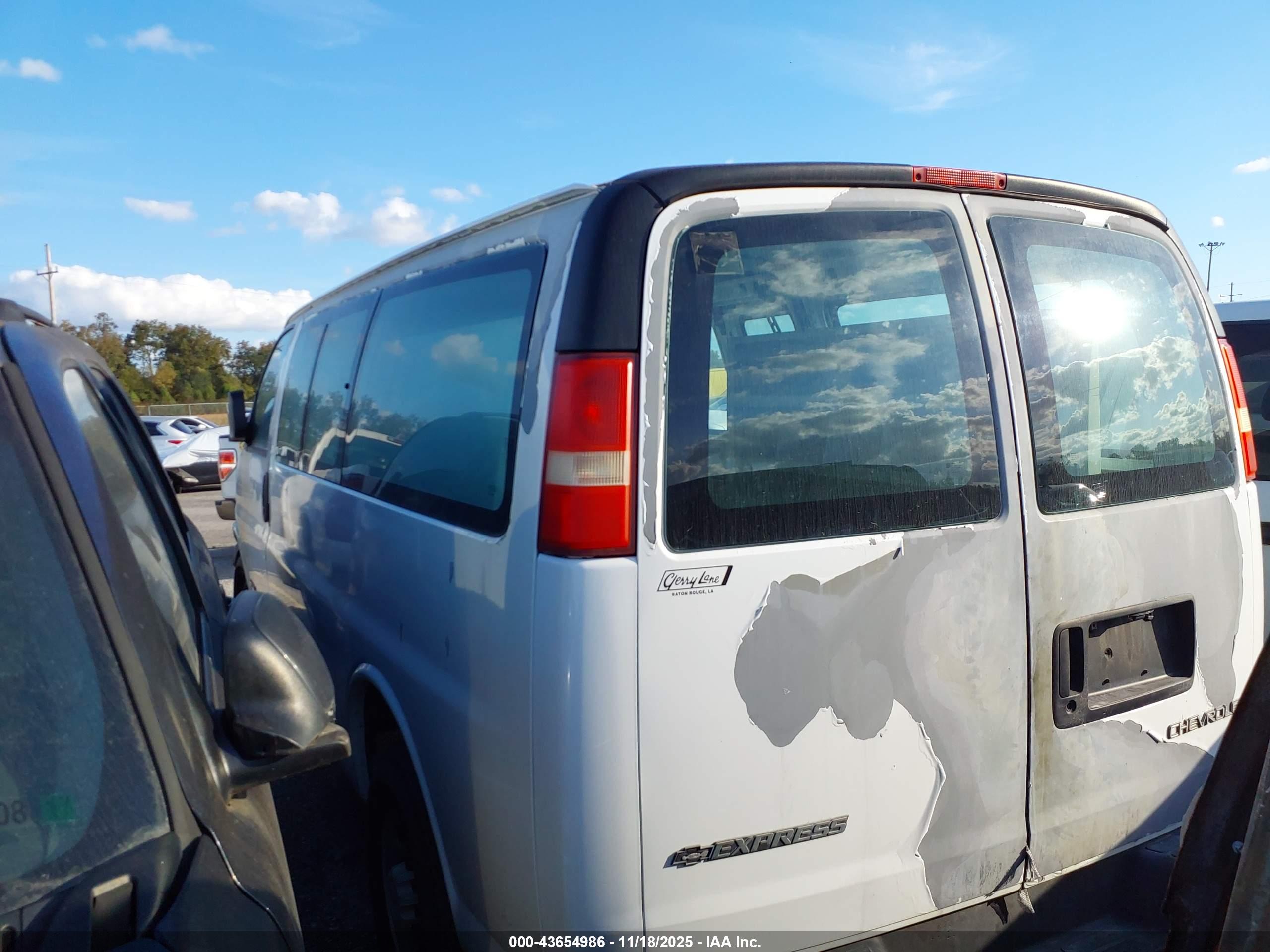 CHEVROLET EXPRESS image 3
