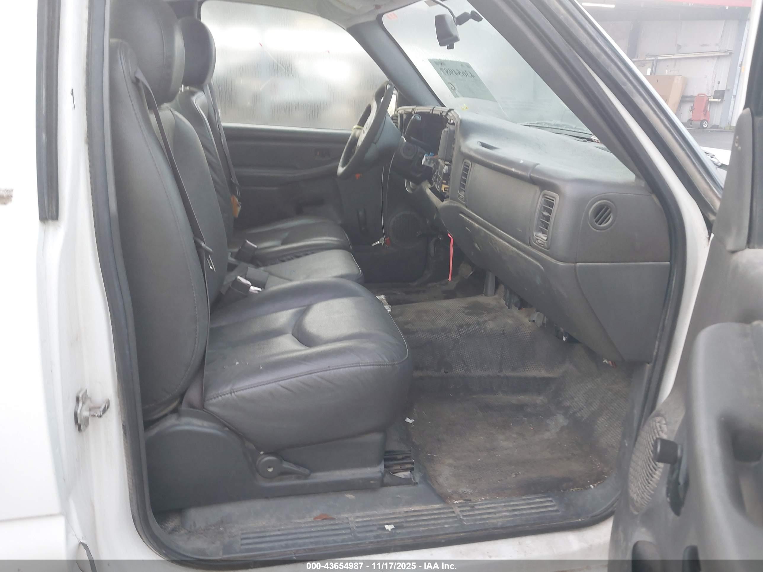 CHEVROLET SILVERADO image 5