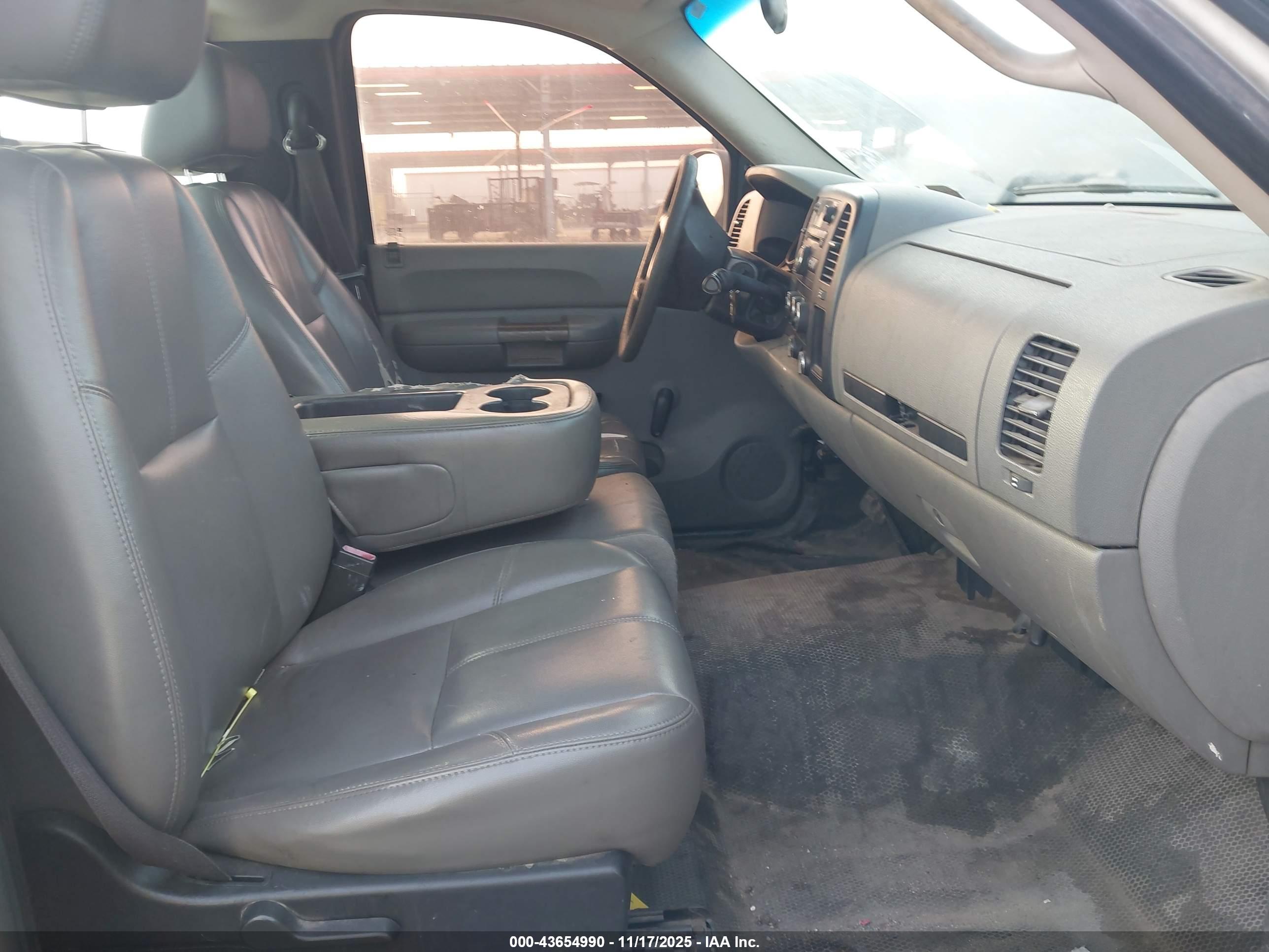 CHEVROLET SILVERADO image 5