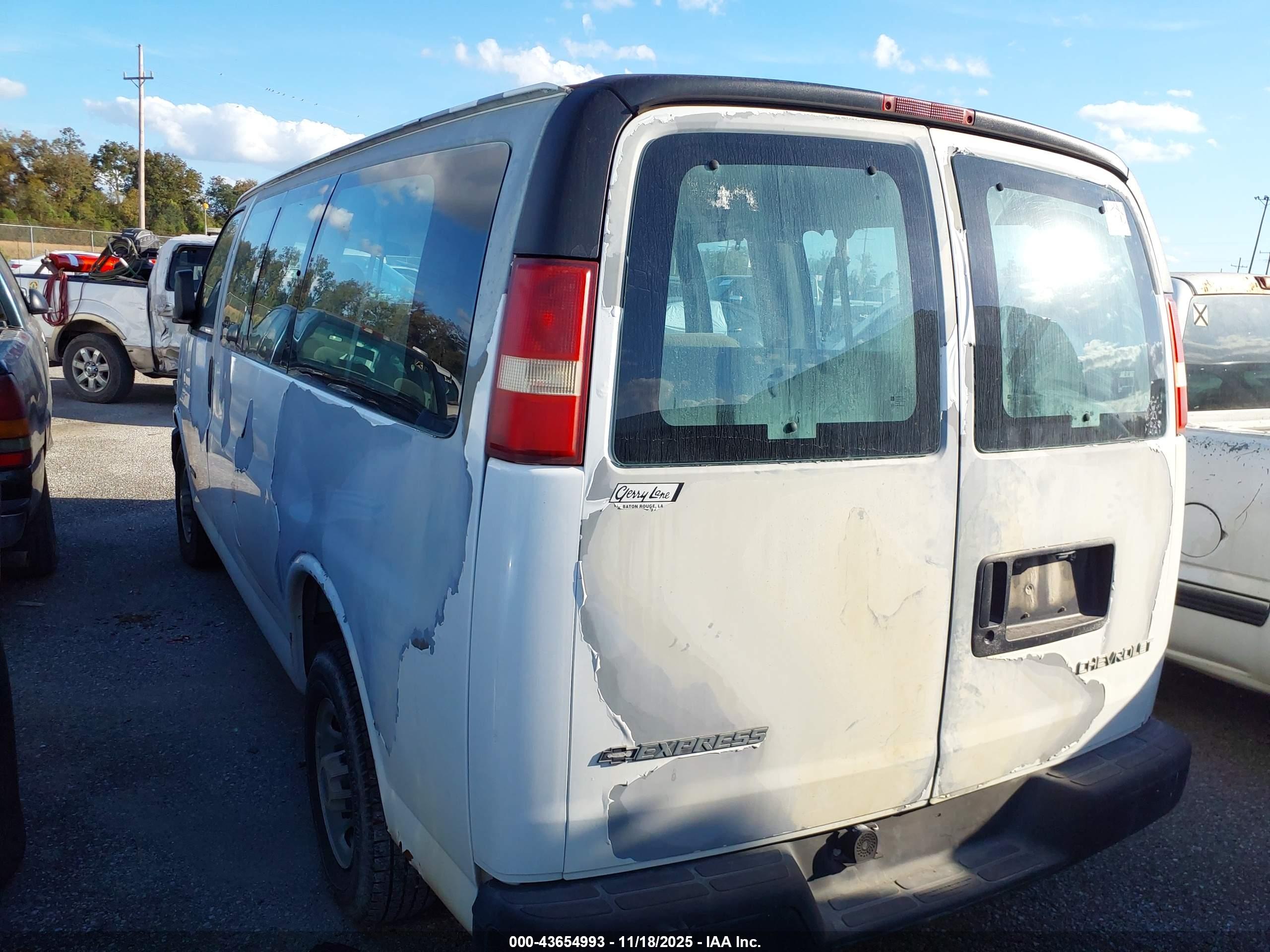 CHEVROLET EXPRESS image 3