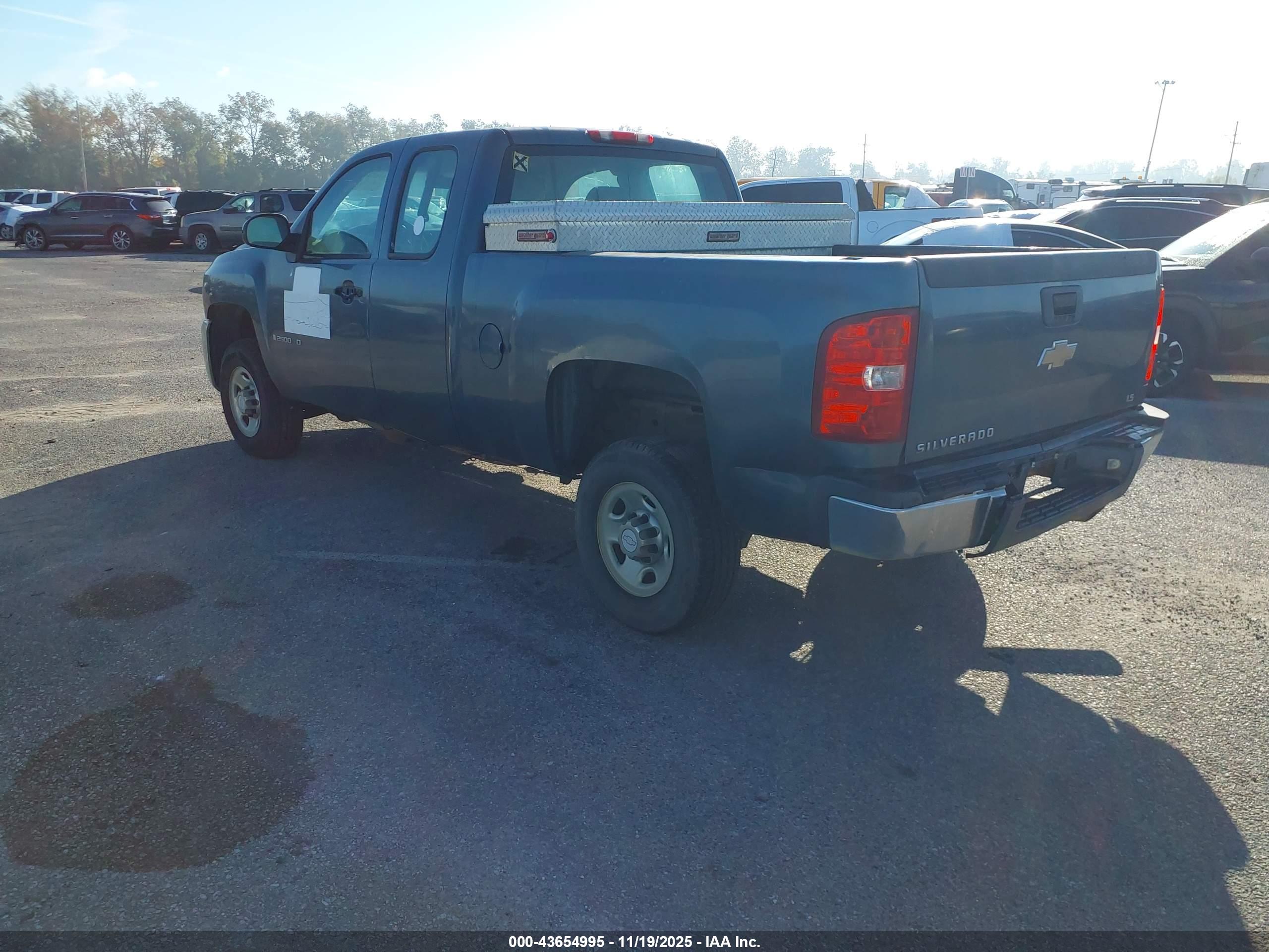 CHEVROLET SILVERADO image 3