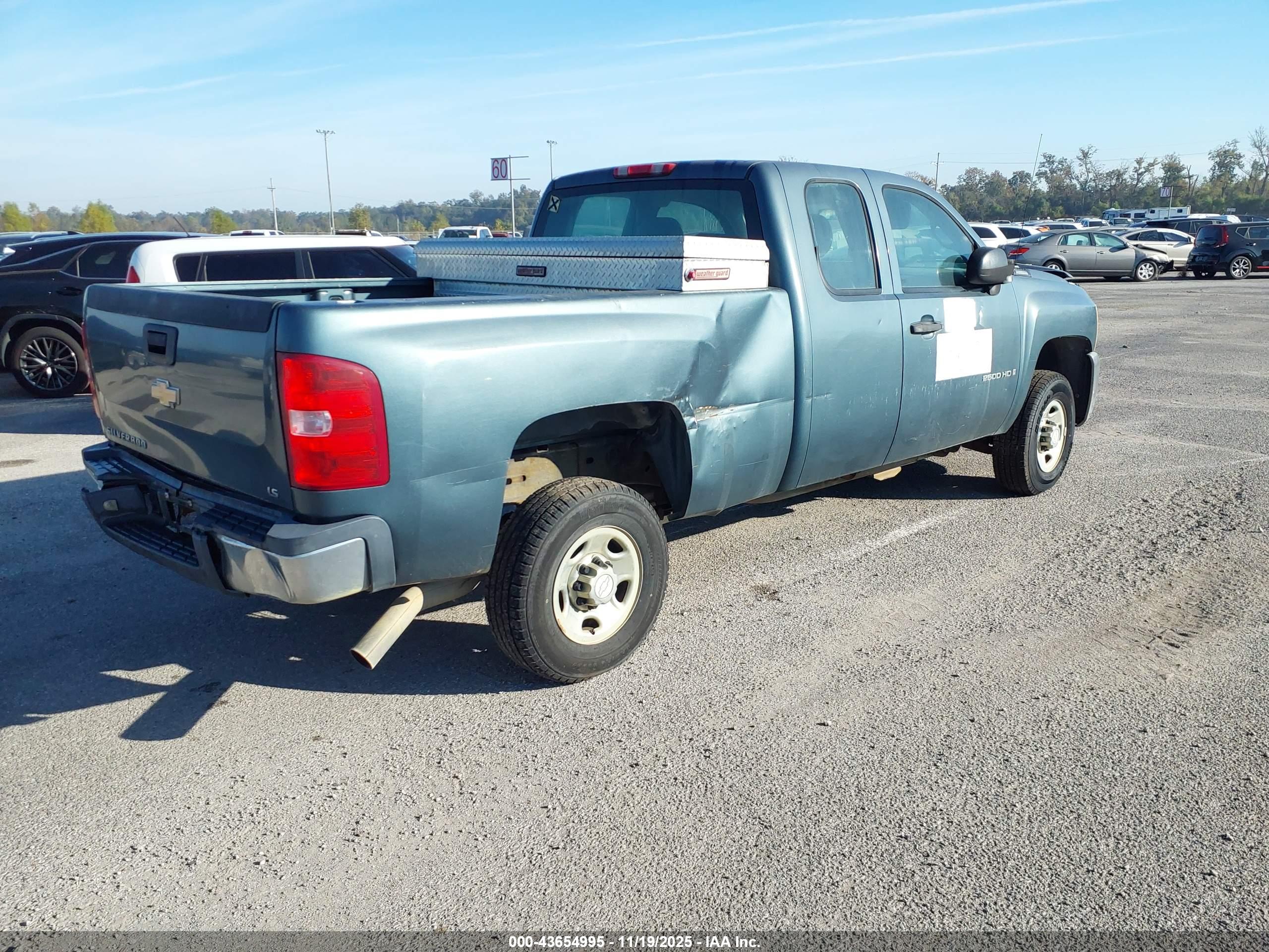 CHEVROLET SILVERADO image 4