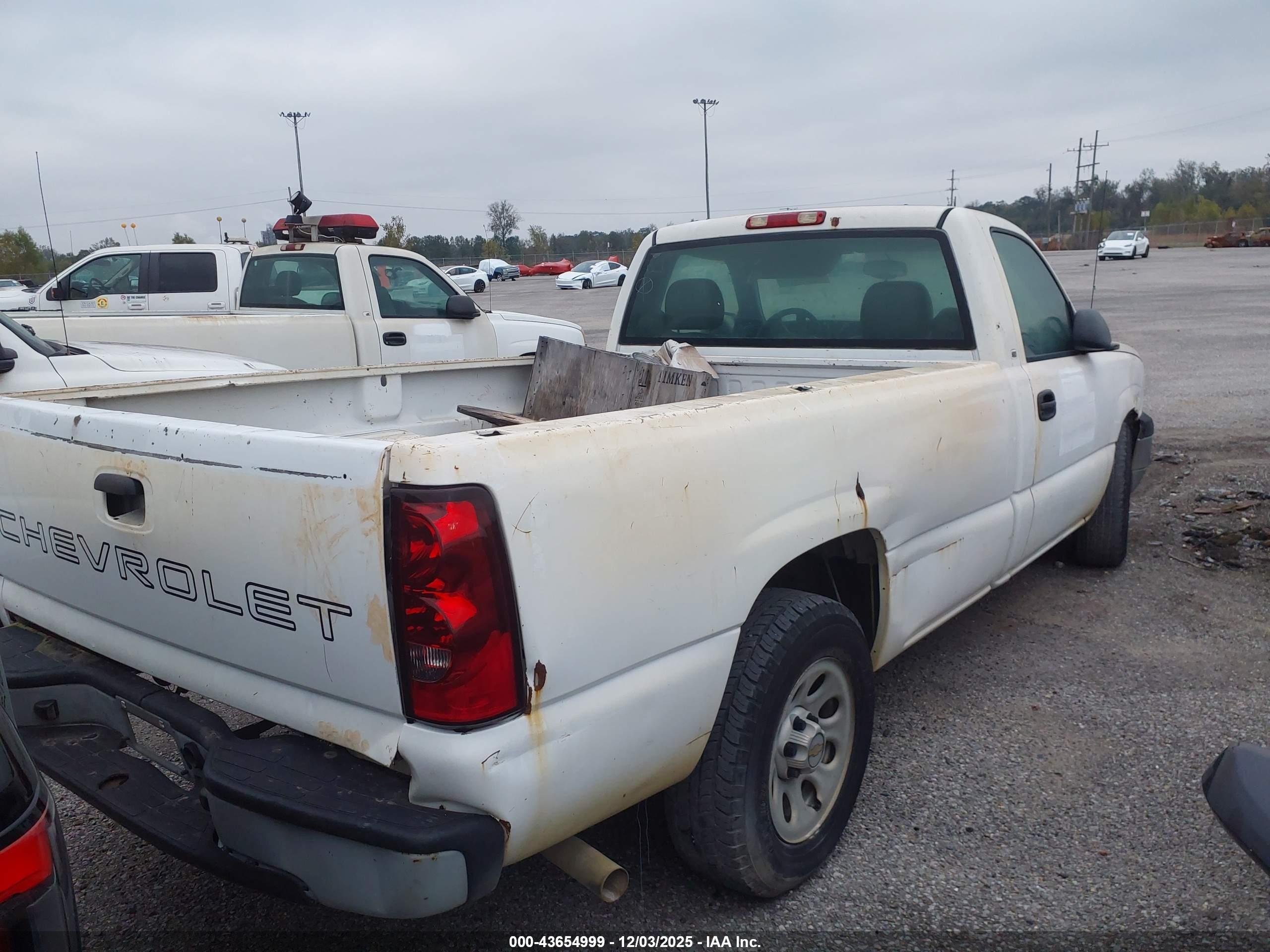 CHEVROLET SILVERADO image 4