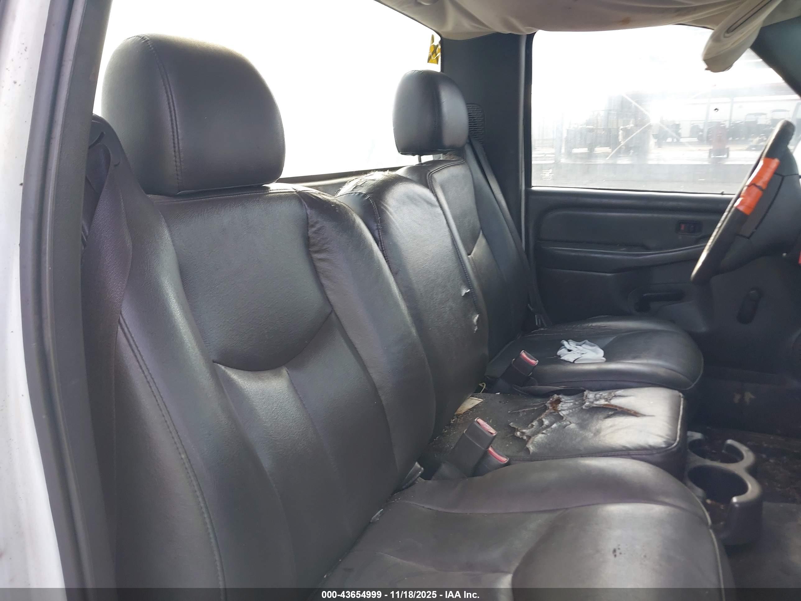 CHEVROLET SILVERADO image 8