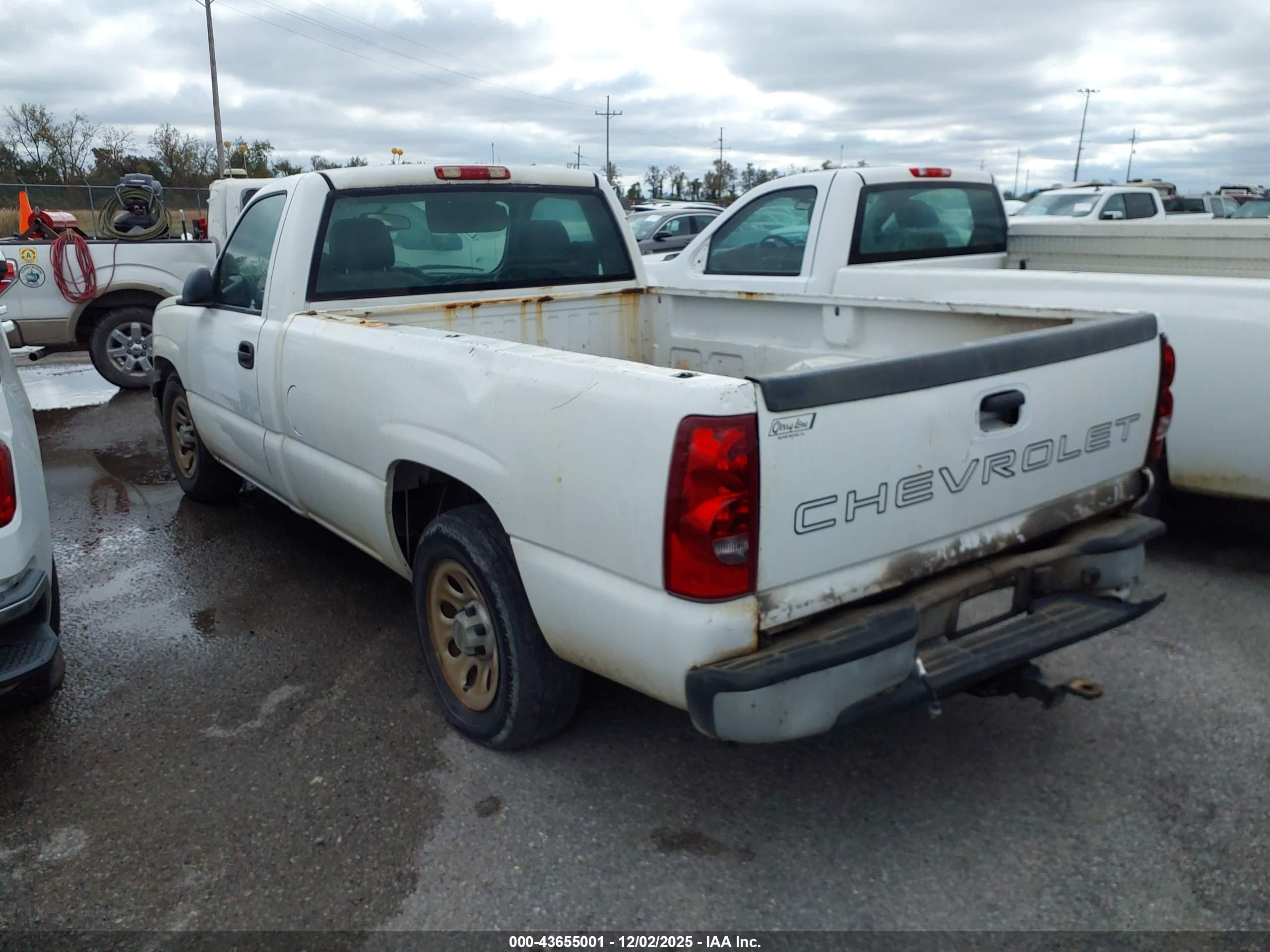 CHEVROLET SILVERADO image 3