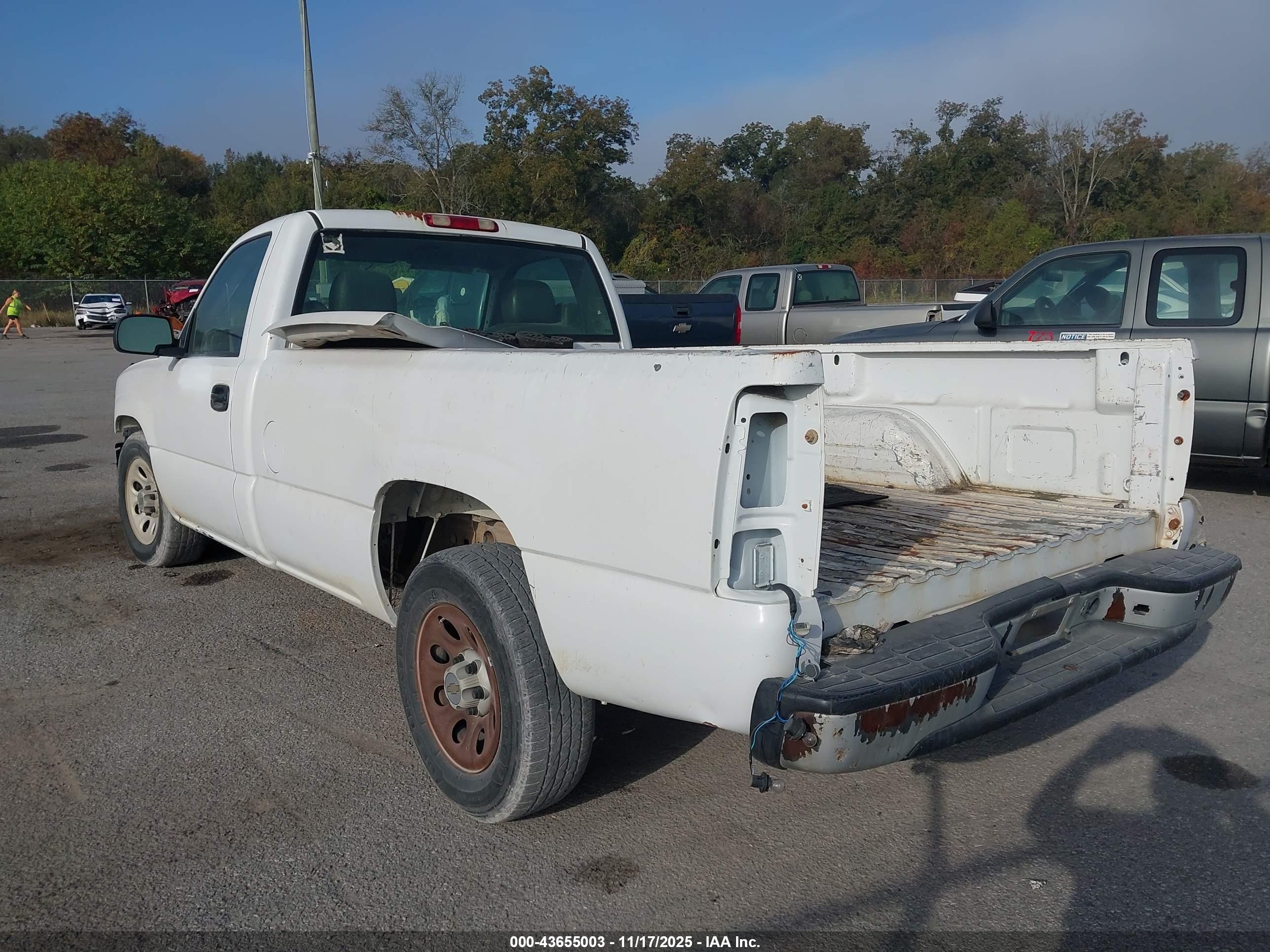 CHEVROLET SILVERADO image 3