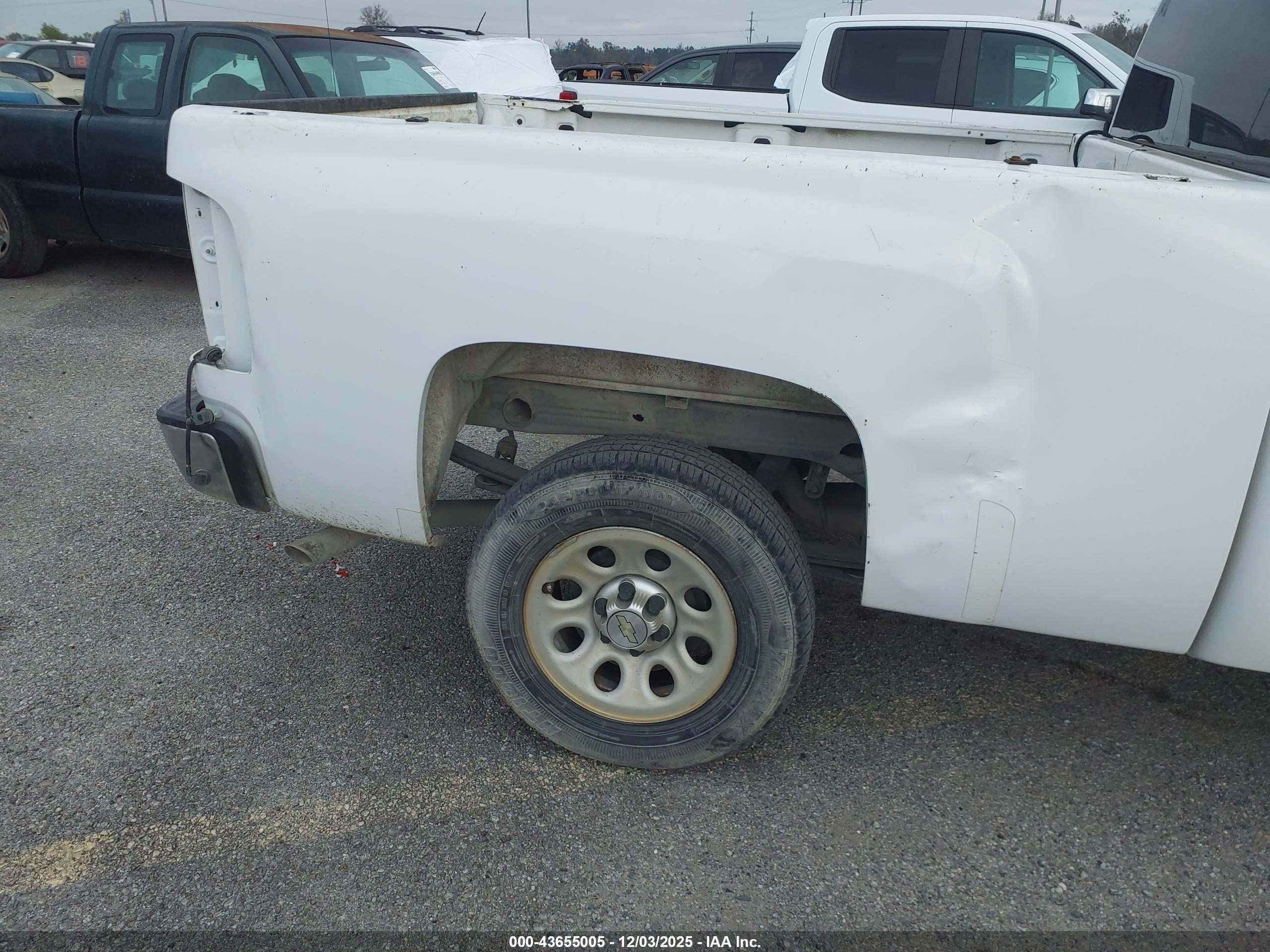 CHEVROLET SILVERADO image 6