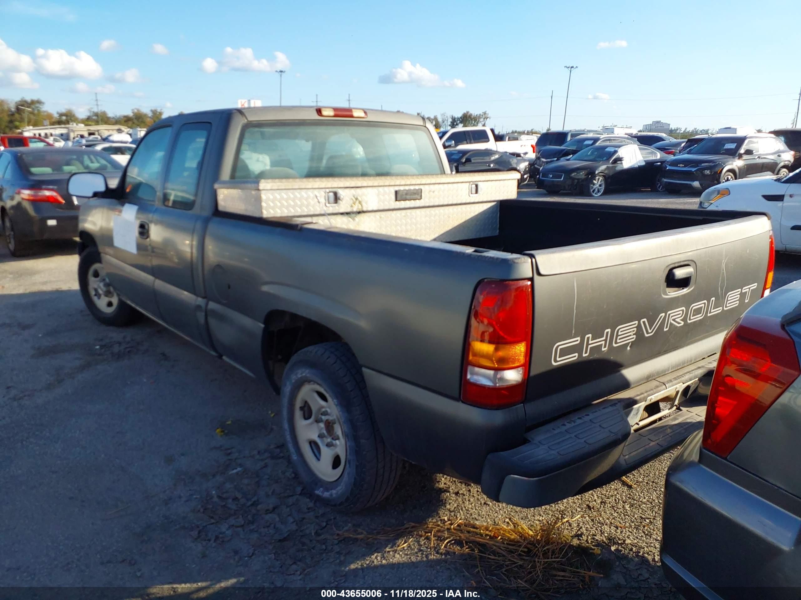 CHEVROLET SILVERADO image 3