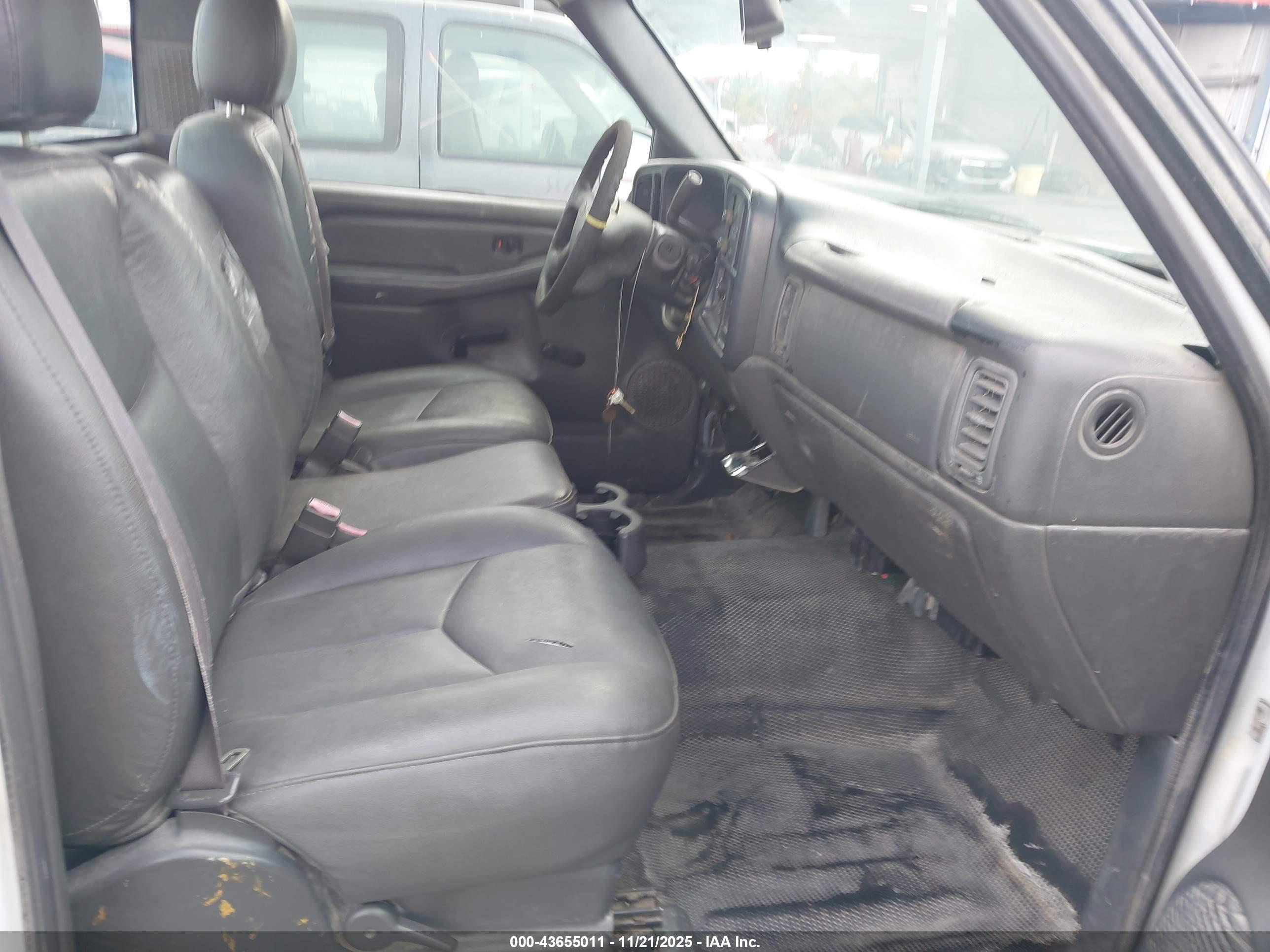 CHEVROLET SILVERADO image 5