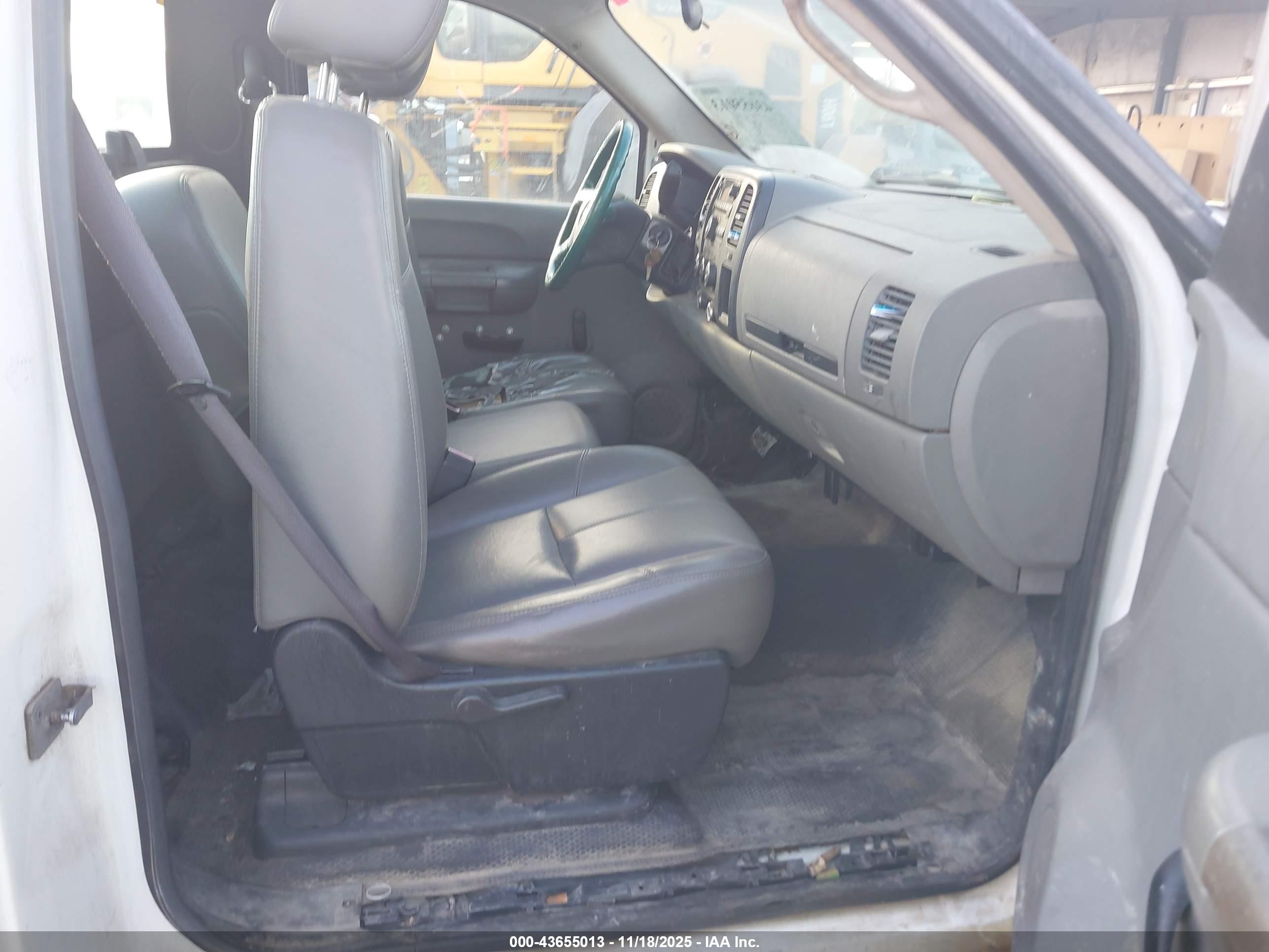 CHEVROLET SILVERADO image 5