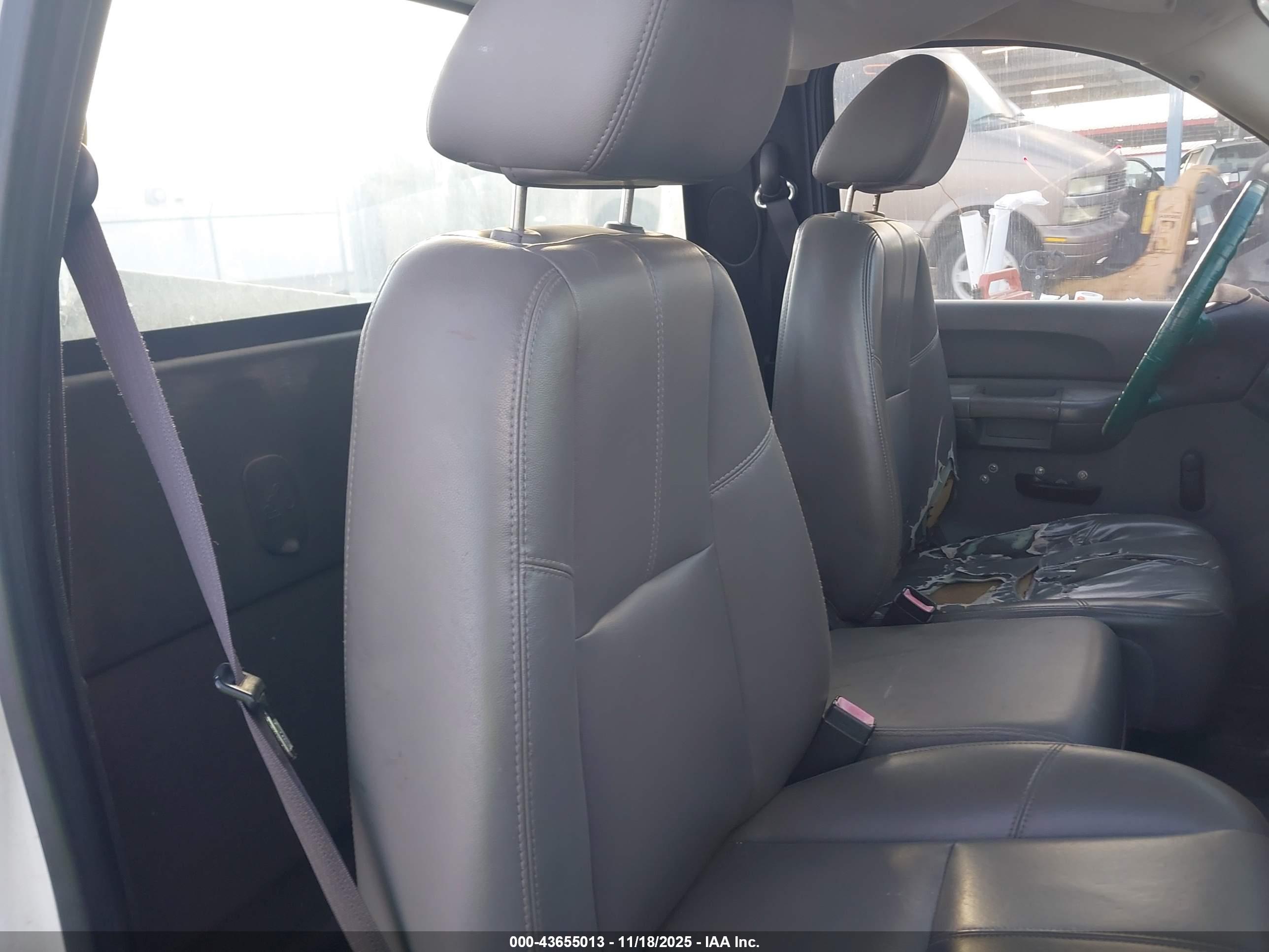 CHEVROLET SILVERADO image 8