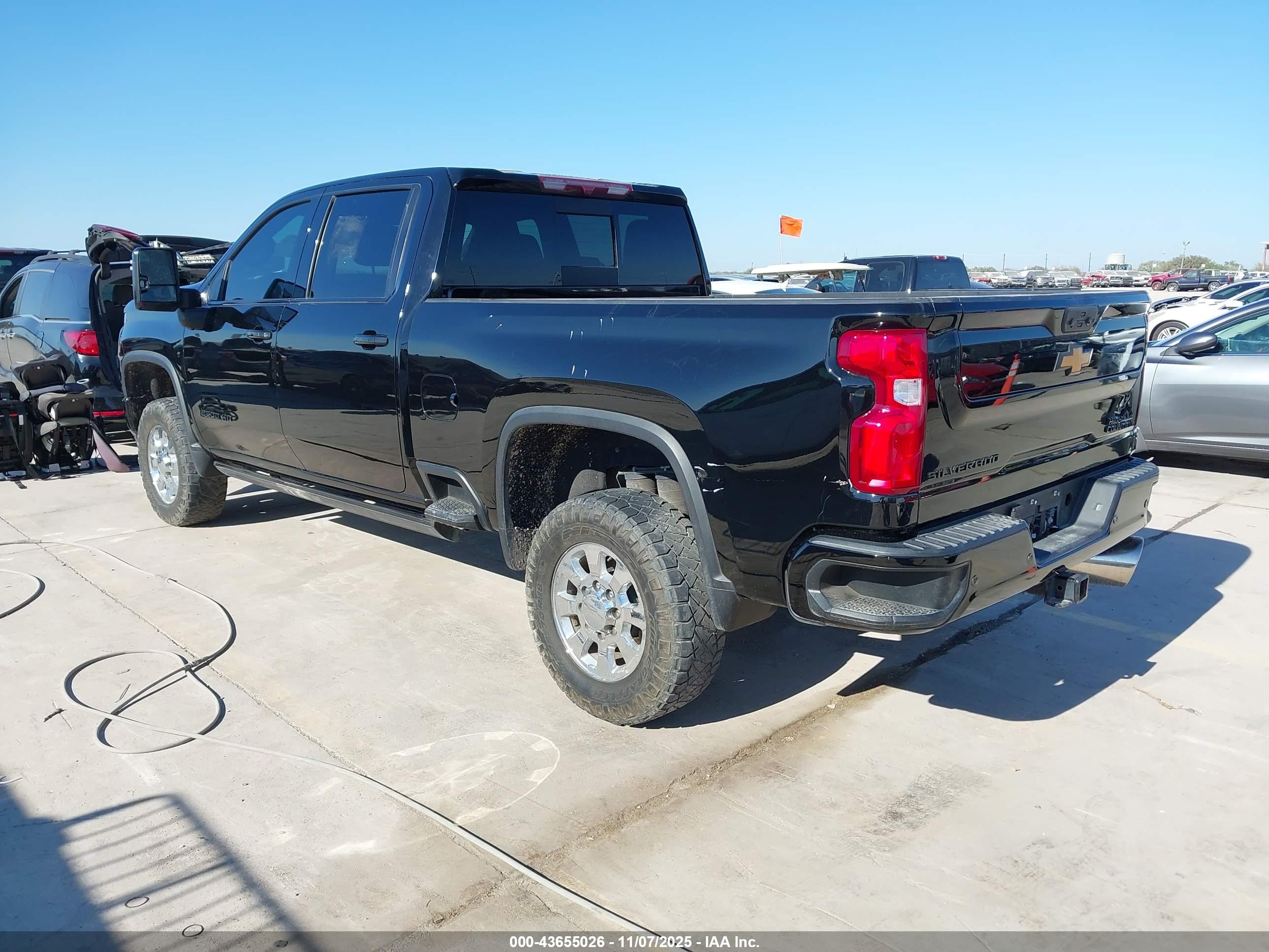 CHEVROLET SILVERADO image 3
