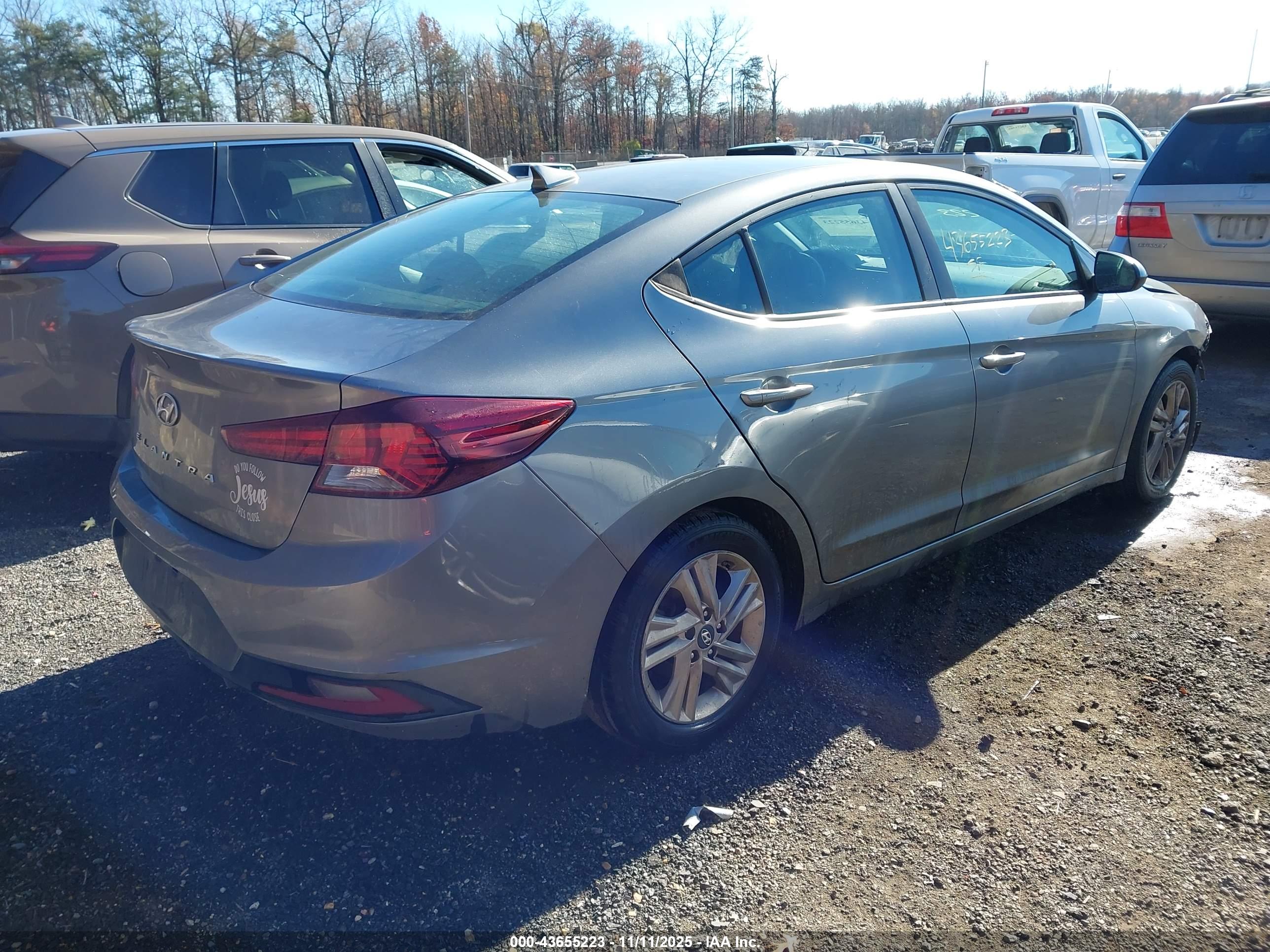 HYUNDAI ELANTRA image 4