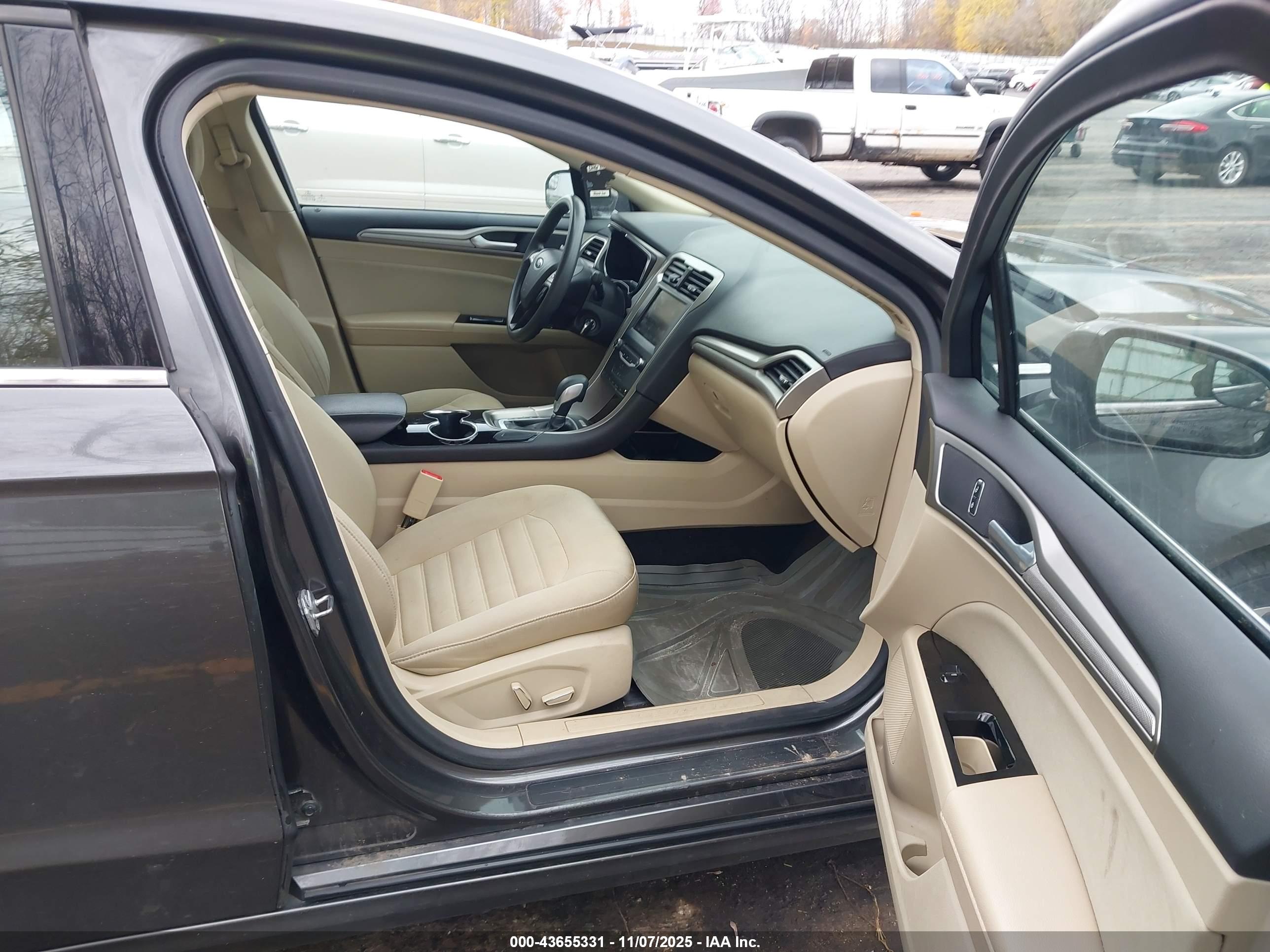 FORD FUSION image 5
