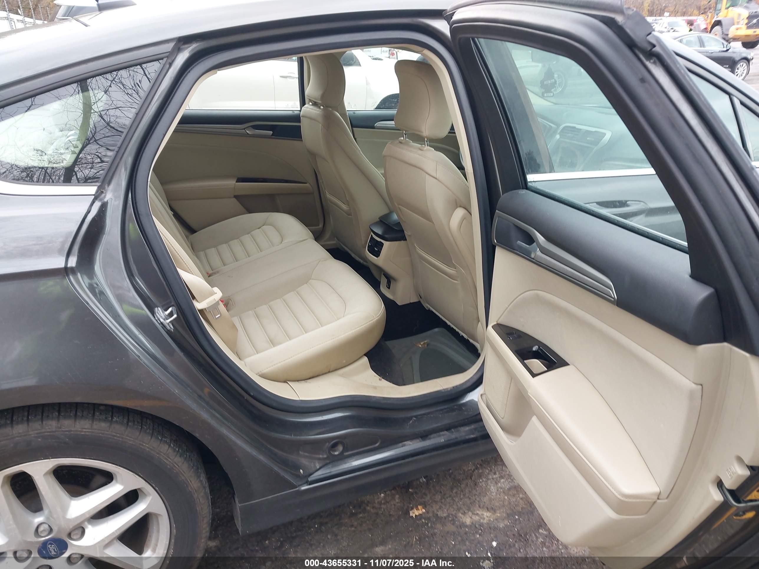 FORD FUSION image 8