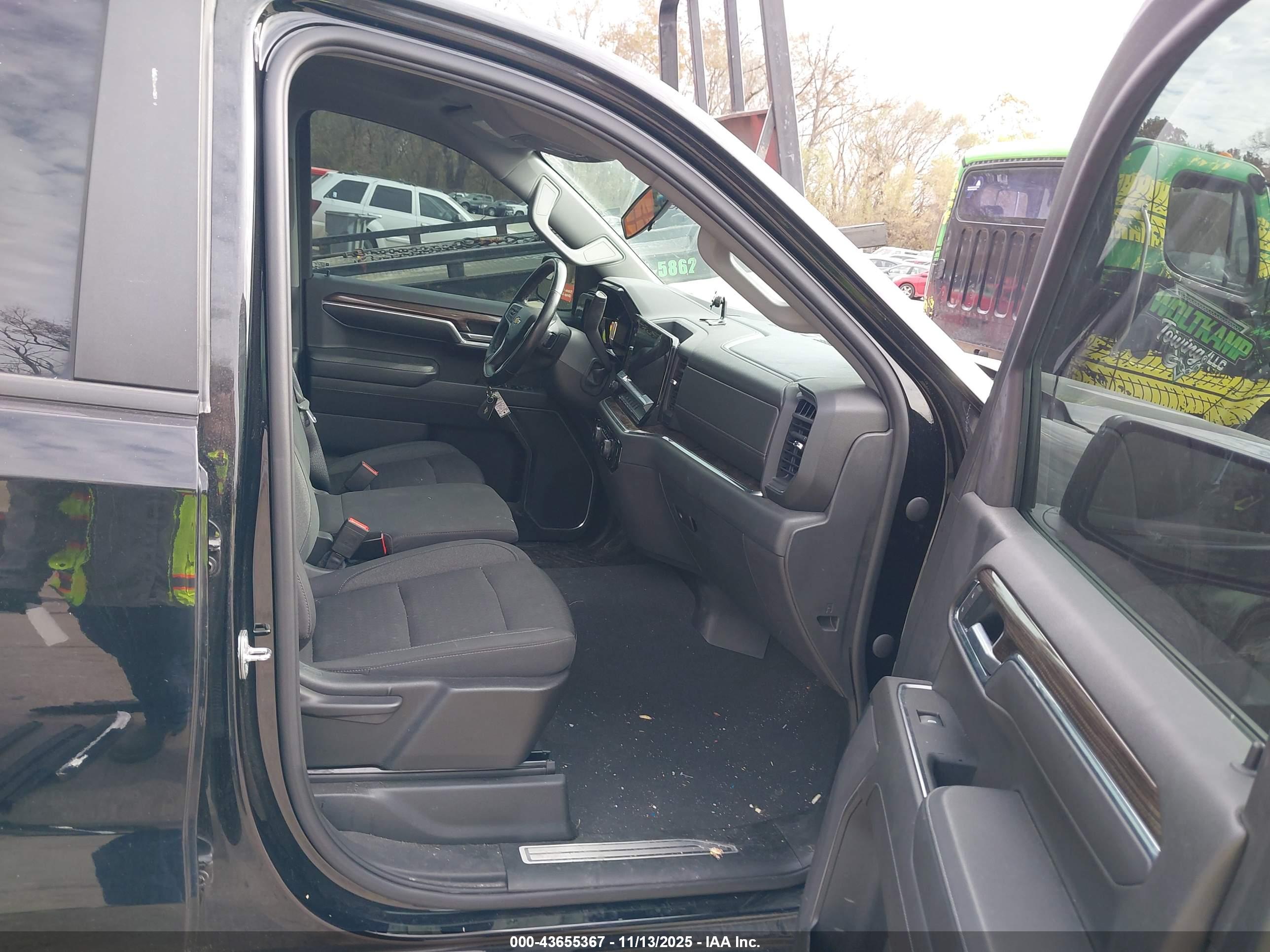 CHEVROLET SILVERADO image 5