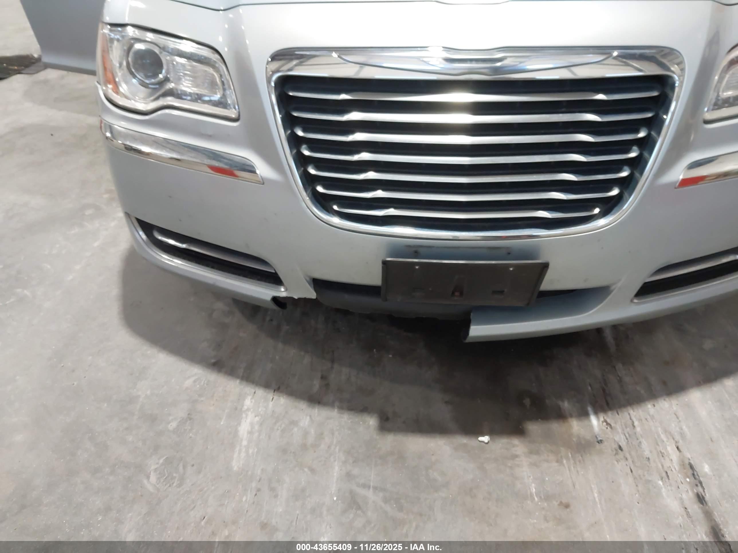 CHRYSLER 300 image 6