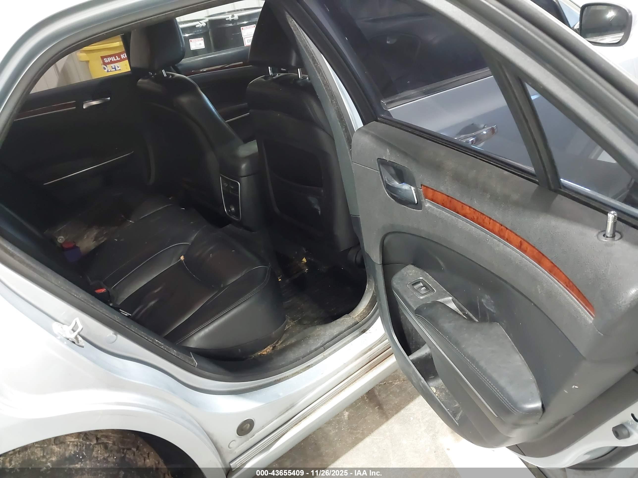 CHRYSLER 300 image 8