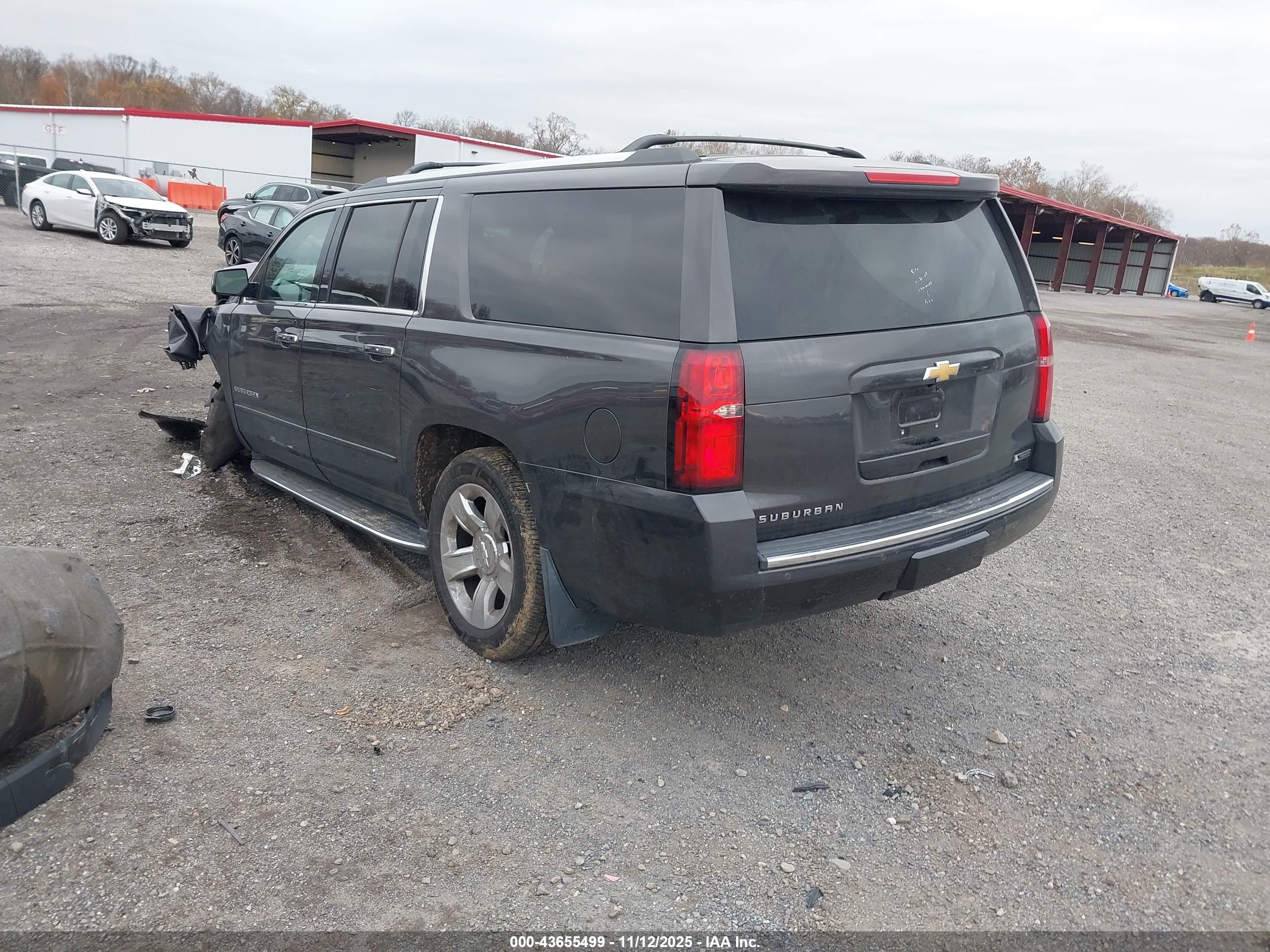 CHEVROLET SUBURBAN image 3