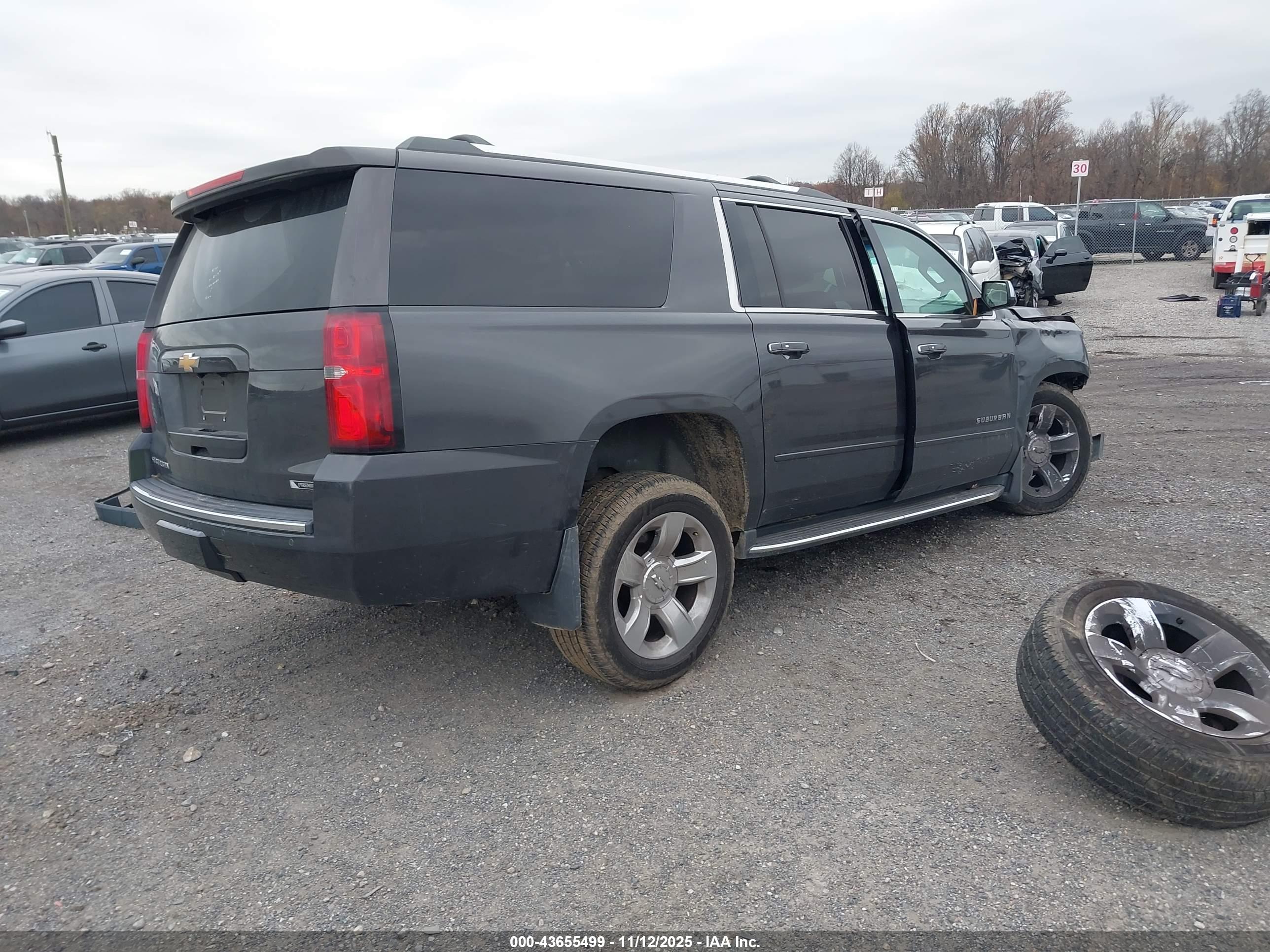 CHEVROLET SUBURBAN image 4