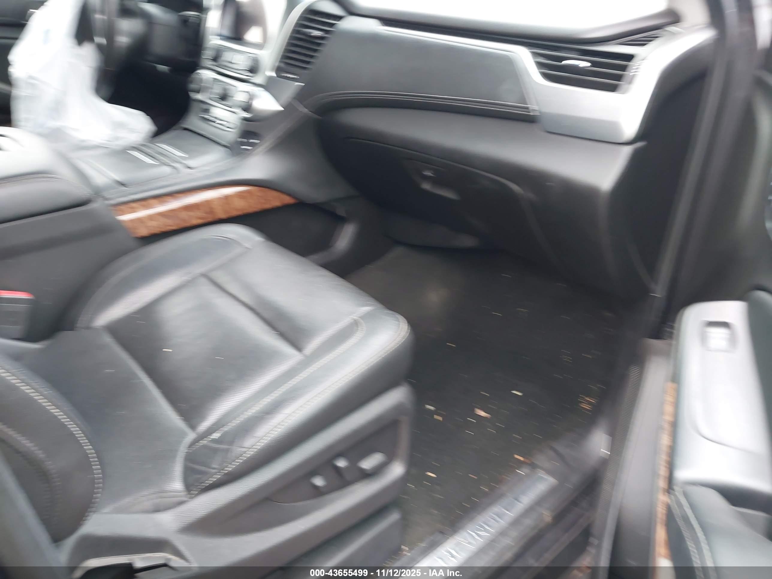 CHEVROLET SUBURBAN image 5