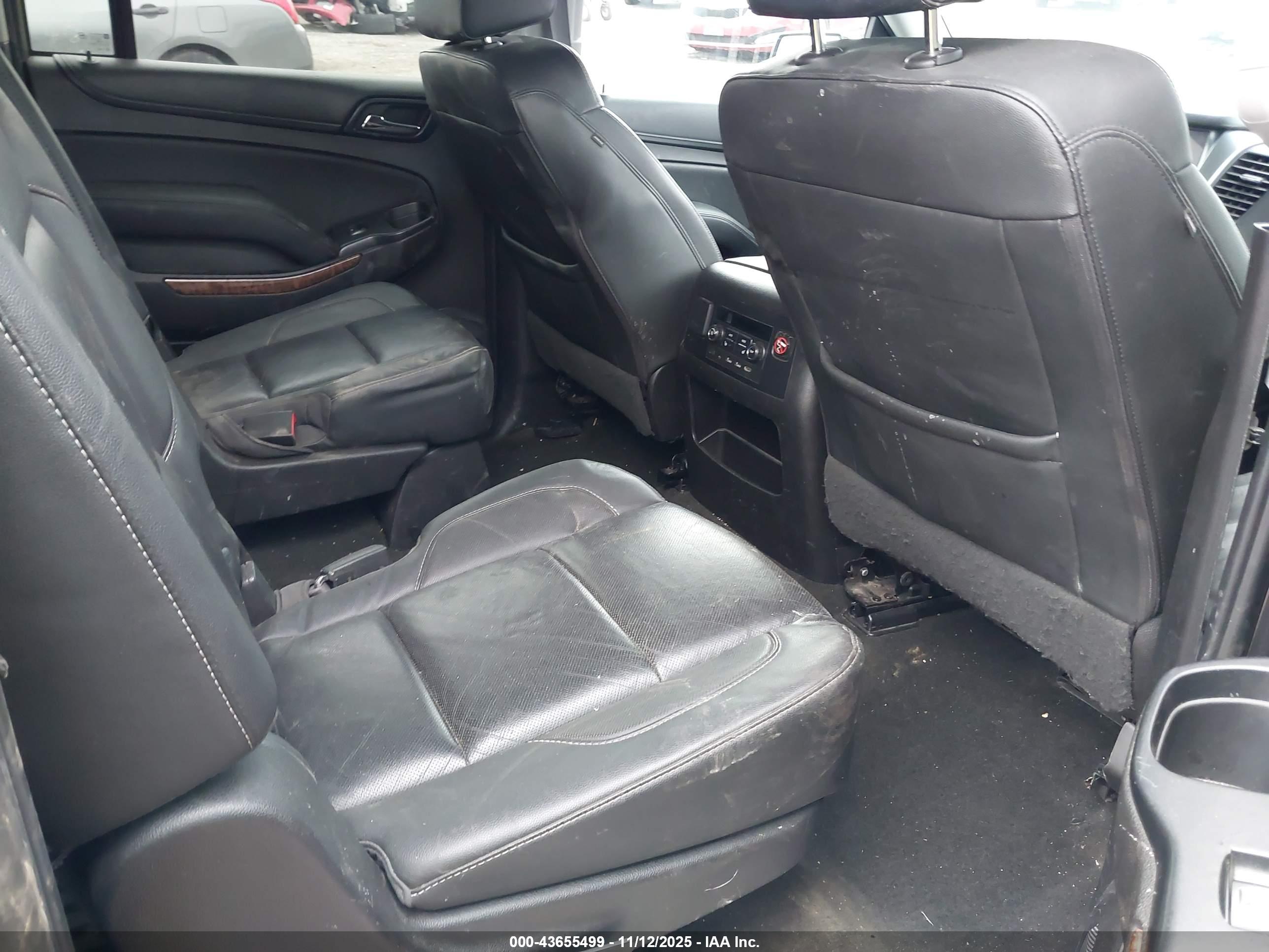 CHEVROLET SUBURBAN image 8