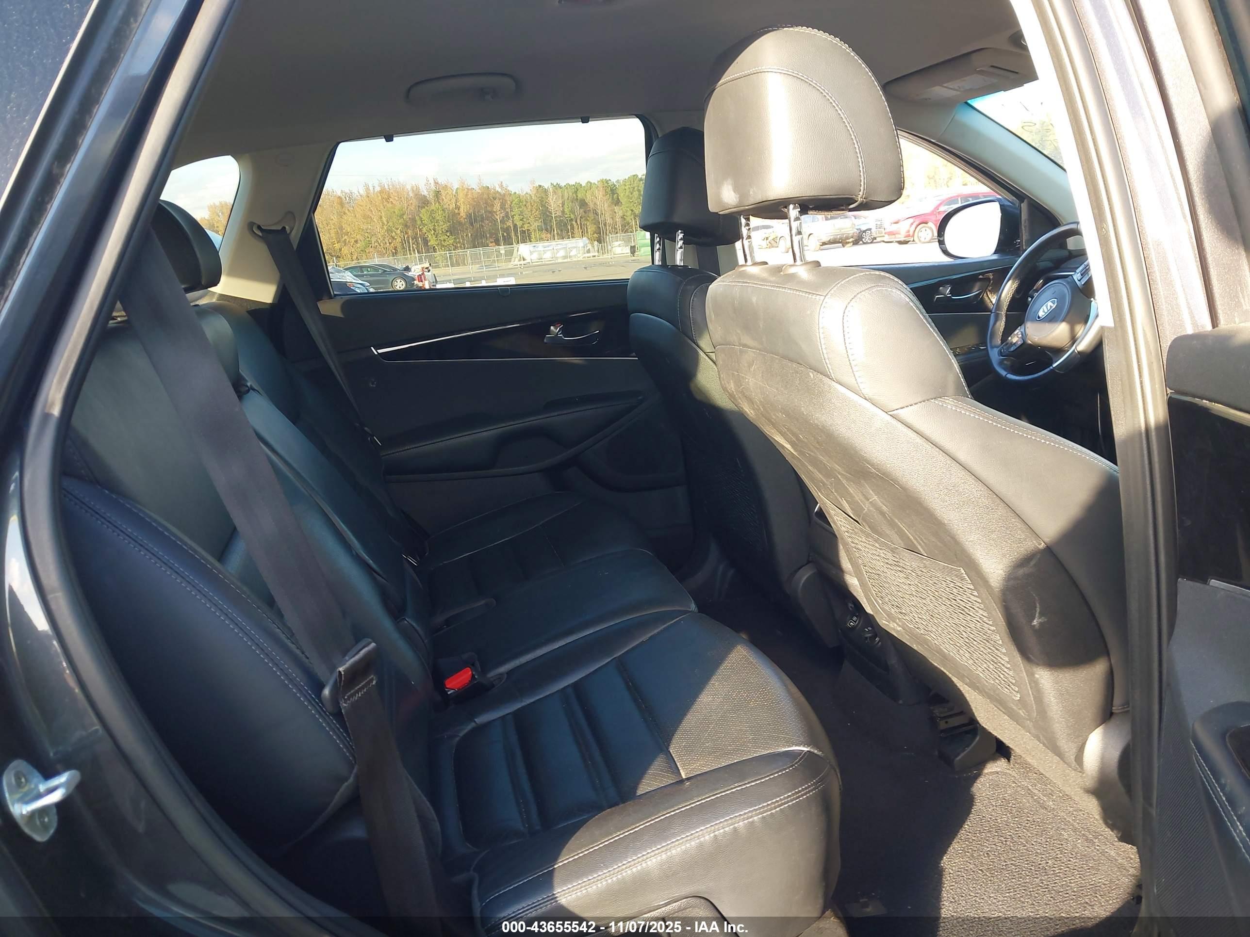 KIA SORENTO image 8