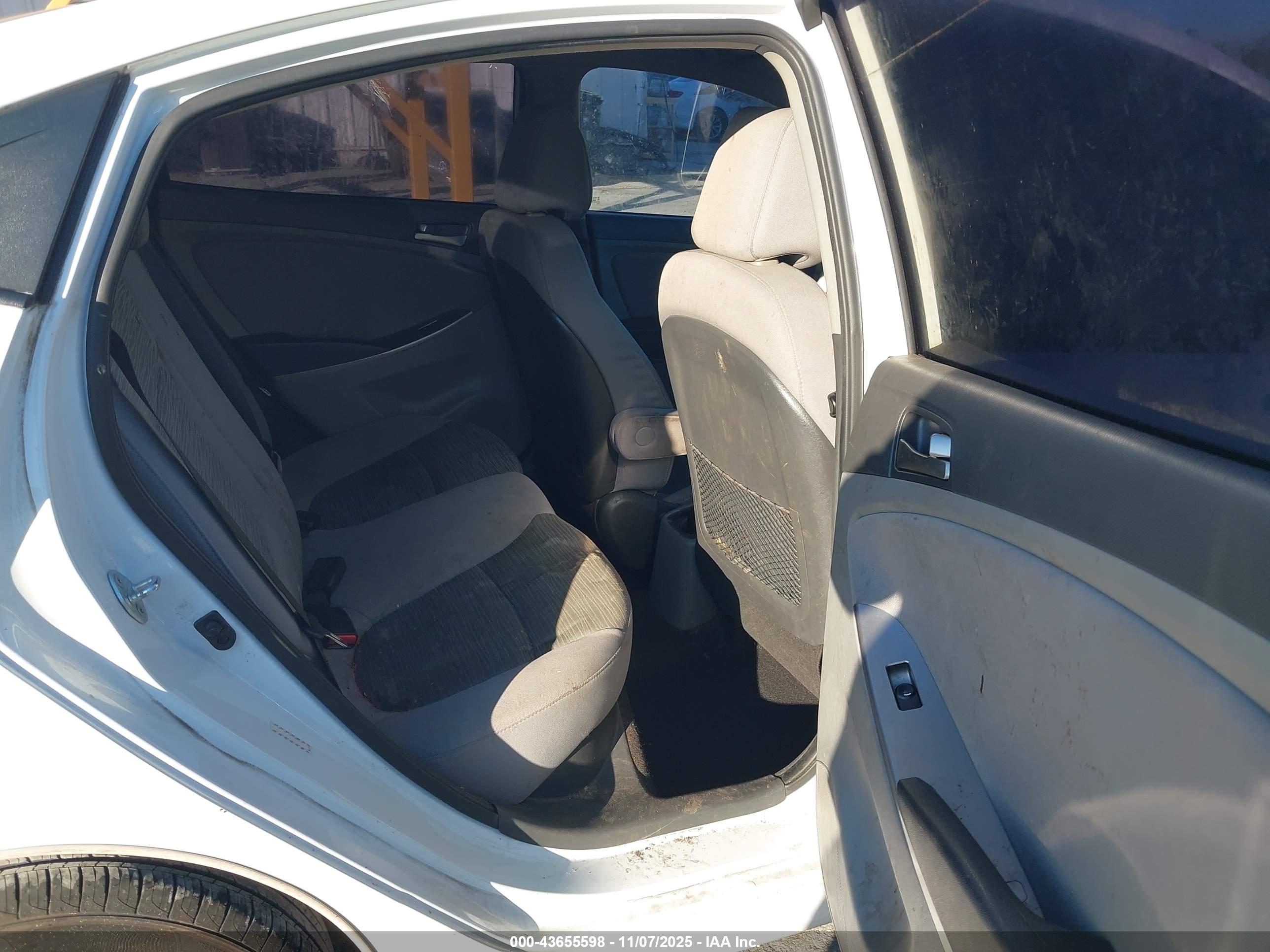 HYUNDAI ACCENT image 8