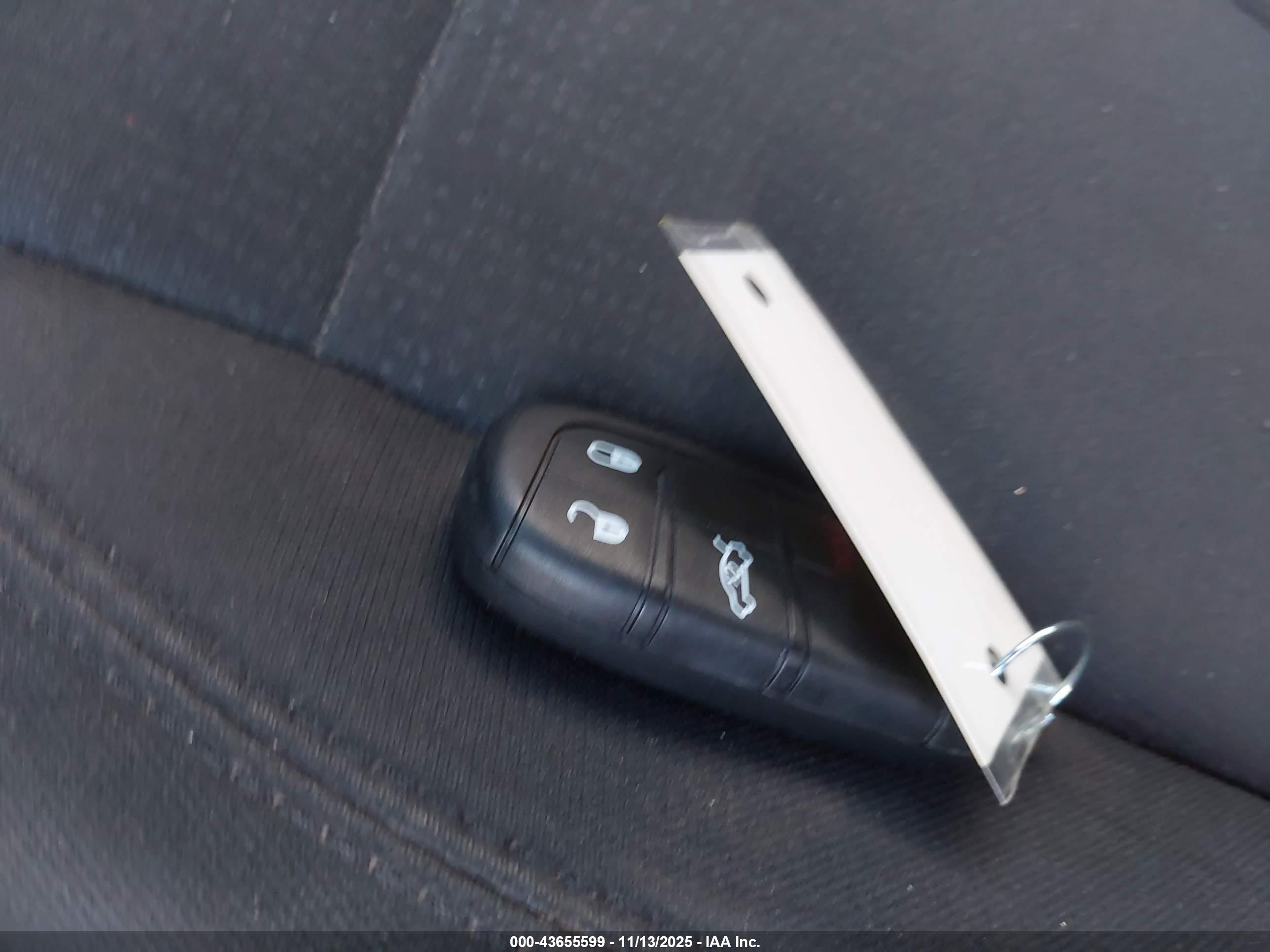 CHRYSLER 200 image 11