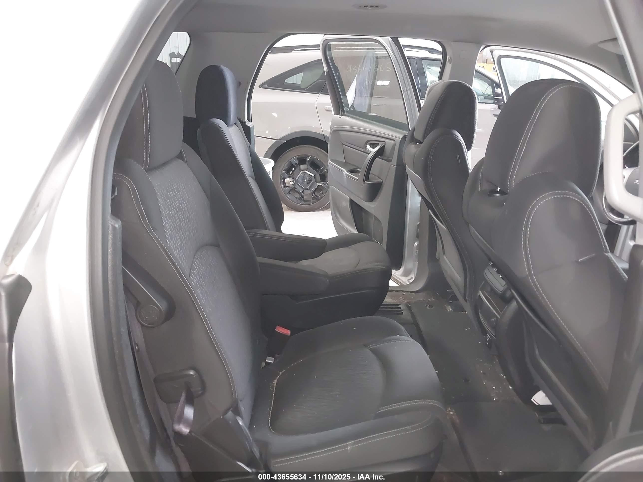 GMC ACADIA image 8