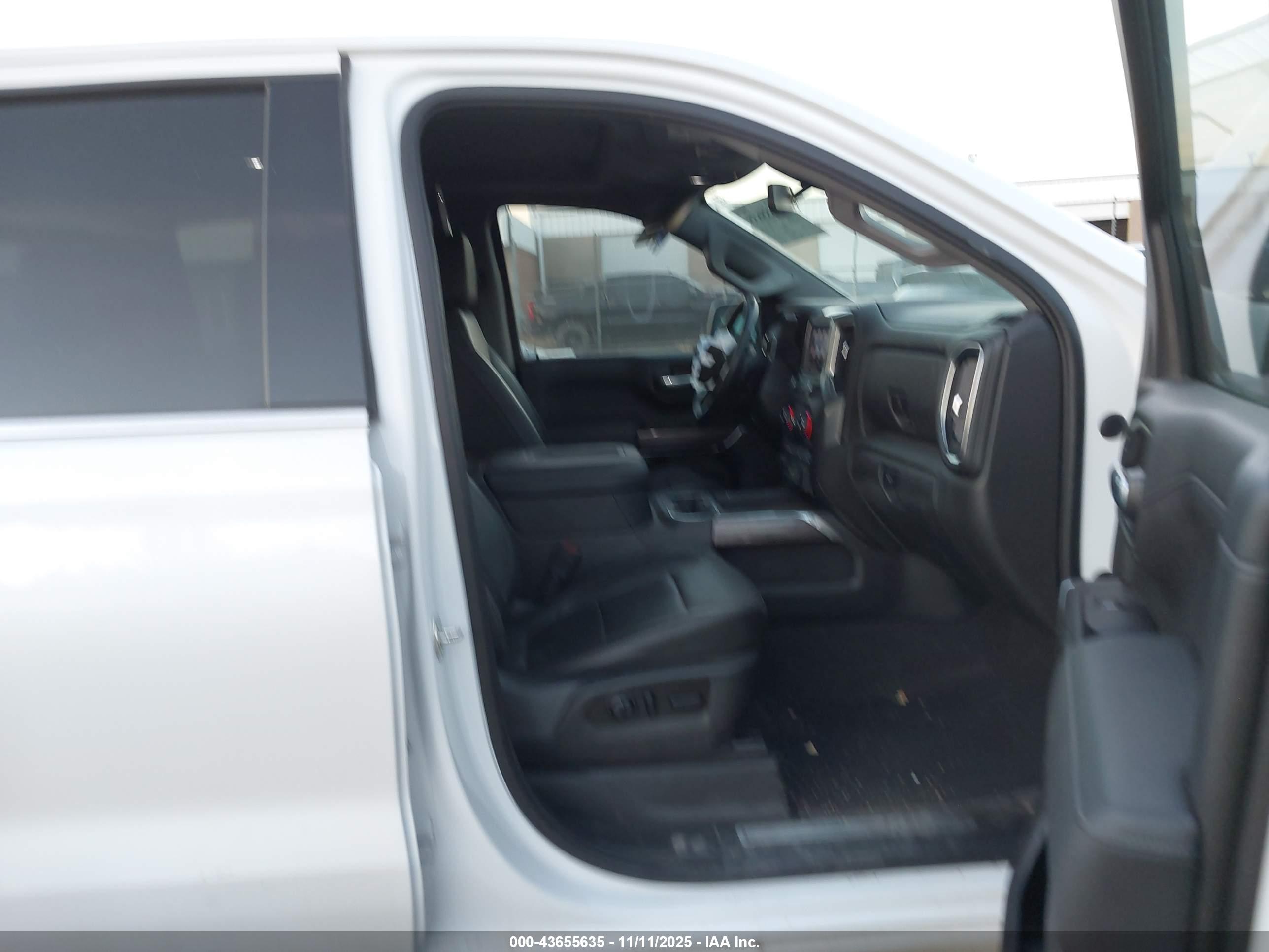 CHEVROLET SILVERADO image 5