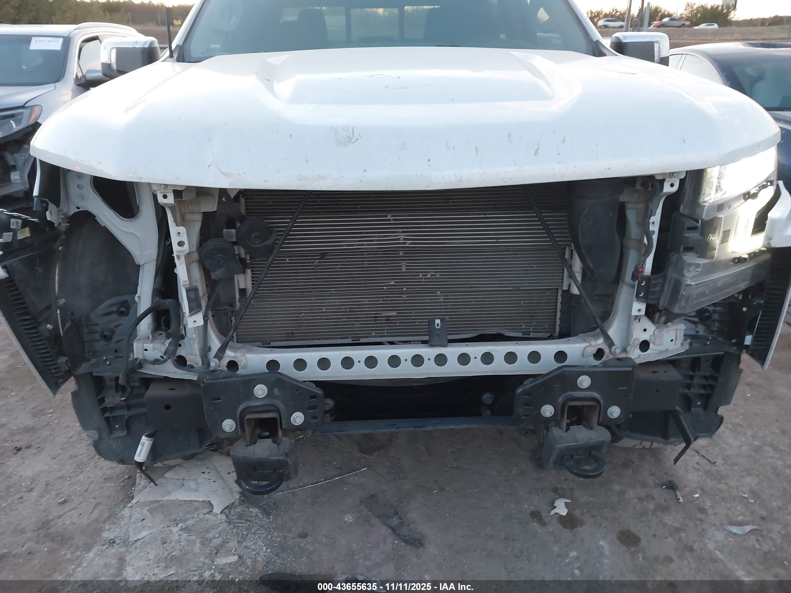 CHEVROLET SILVERADO image 6
